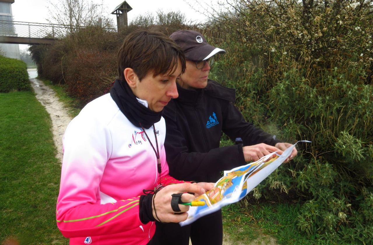 <b></b> Jablines, ce samedi. Angélique et Pascale (de gauche à droite) se sont initiées à la course d’orientation sur l’île de loisirs en vue du Raid des douze lacs, programmé les 12 et 13 mai prochains.