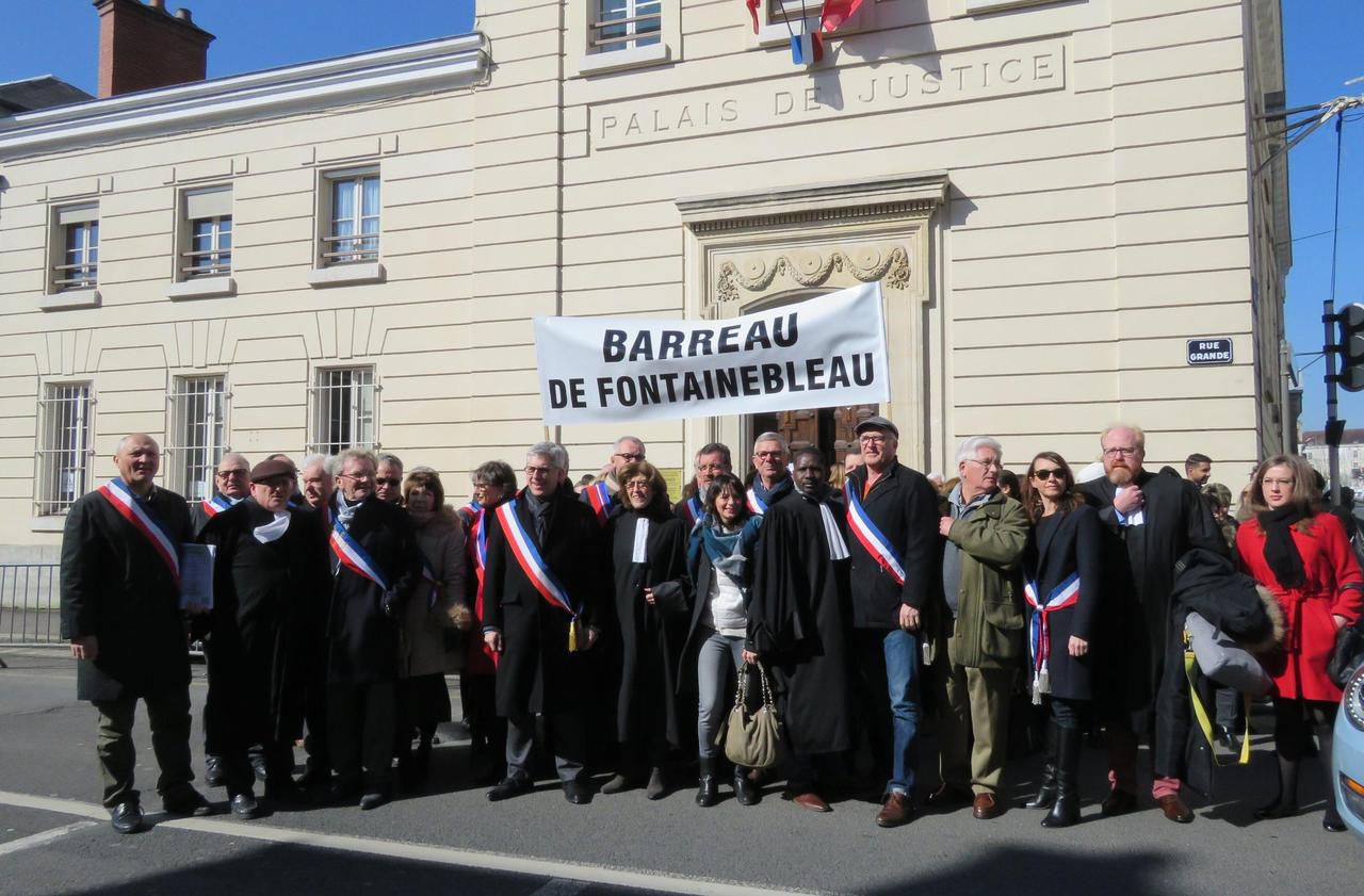 <b></b> Fontainebleau, mars dernier. Avocats et élus avaient déjà manifesté pour protester contre la dé judiciarisation du palais de justice.