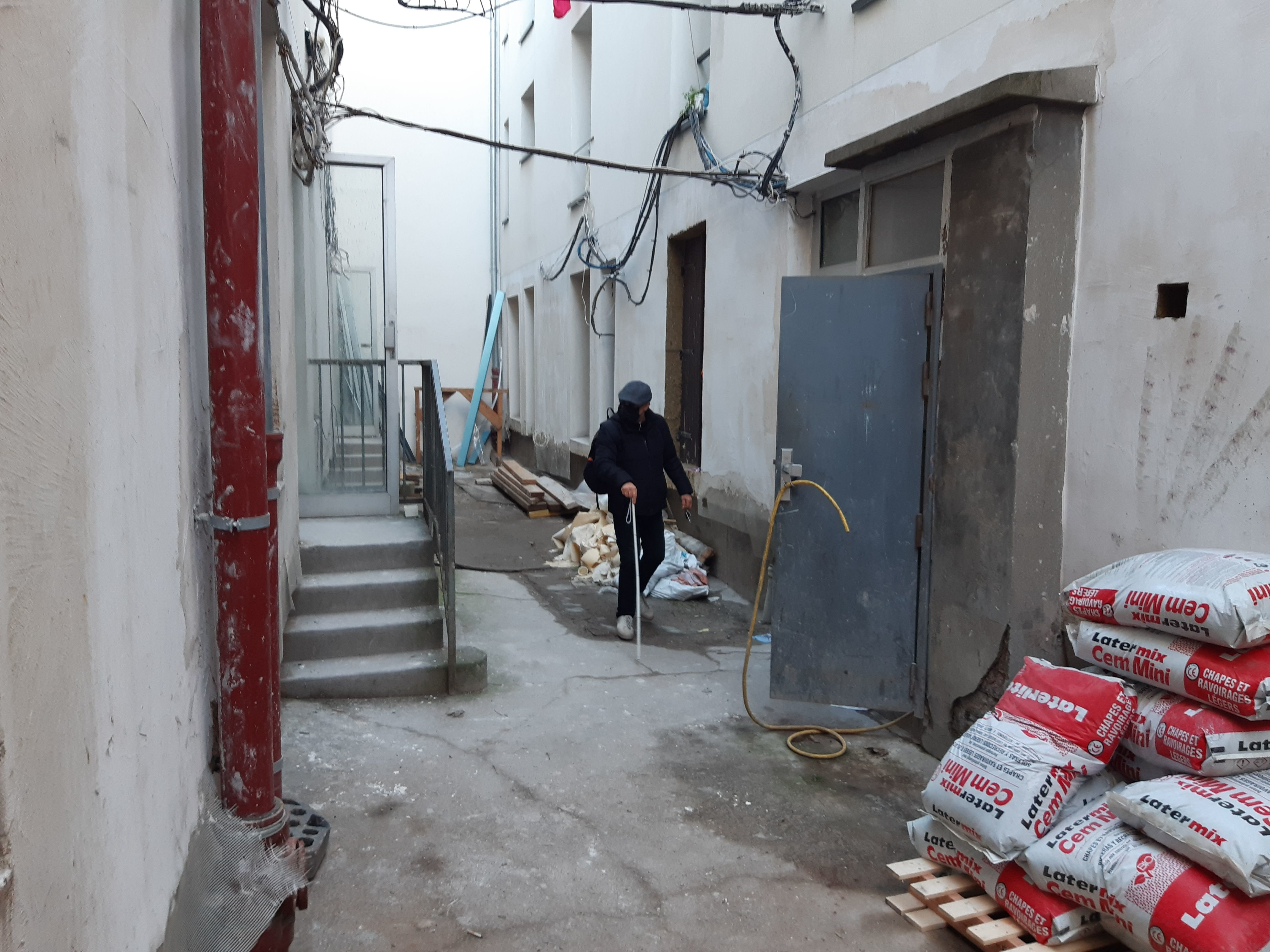 Le Pré-Saint-Gervais, le 7 février 2022. Yahia, 73 ans, est le dernier occupant d'un immeuble du quartier des Sept-Arpents, en réhabilitation. Personne n'arrive à lui trouver une solution de relogement et sa présence bloque les travaux. LP/Elsa Marnette