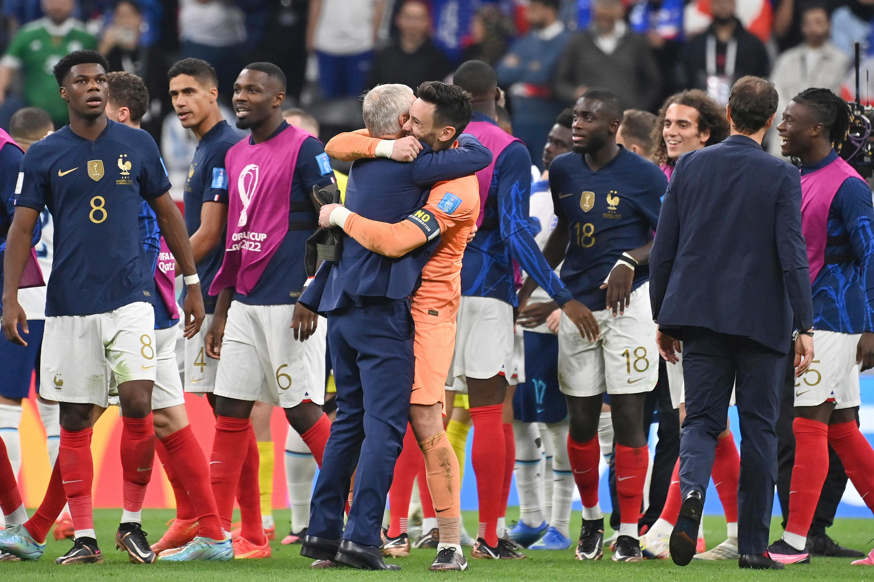 La belle accolade entre Didier Deschamps et Hugo Lloris (Photo Icon sport)