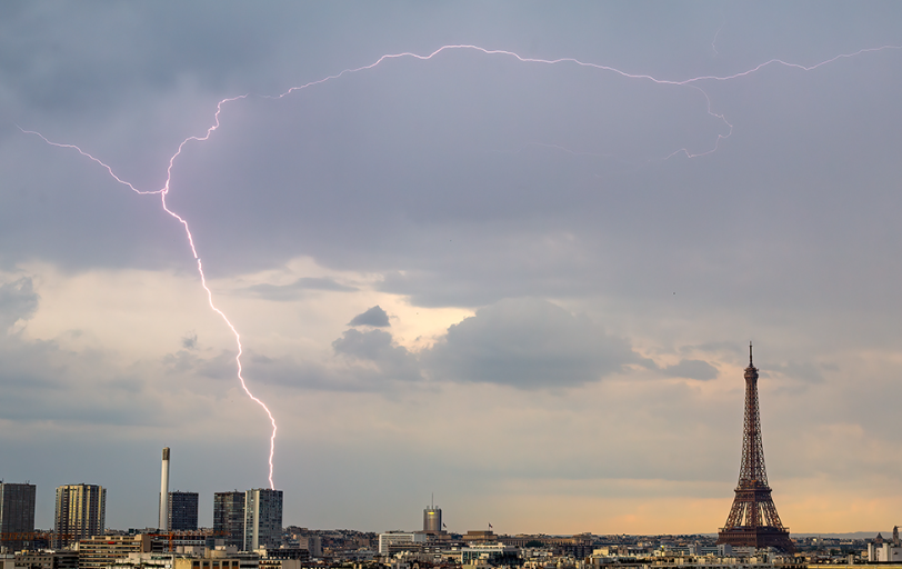 Le photographe a attendu tout l'après-midi à la fenêtre de son appartement pour immortaliser ce moment. Bertrand Kulik