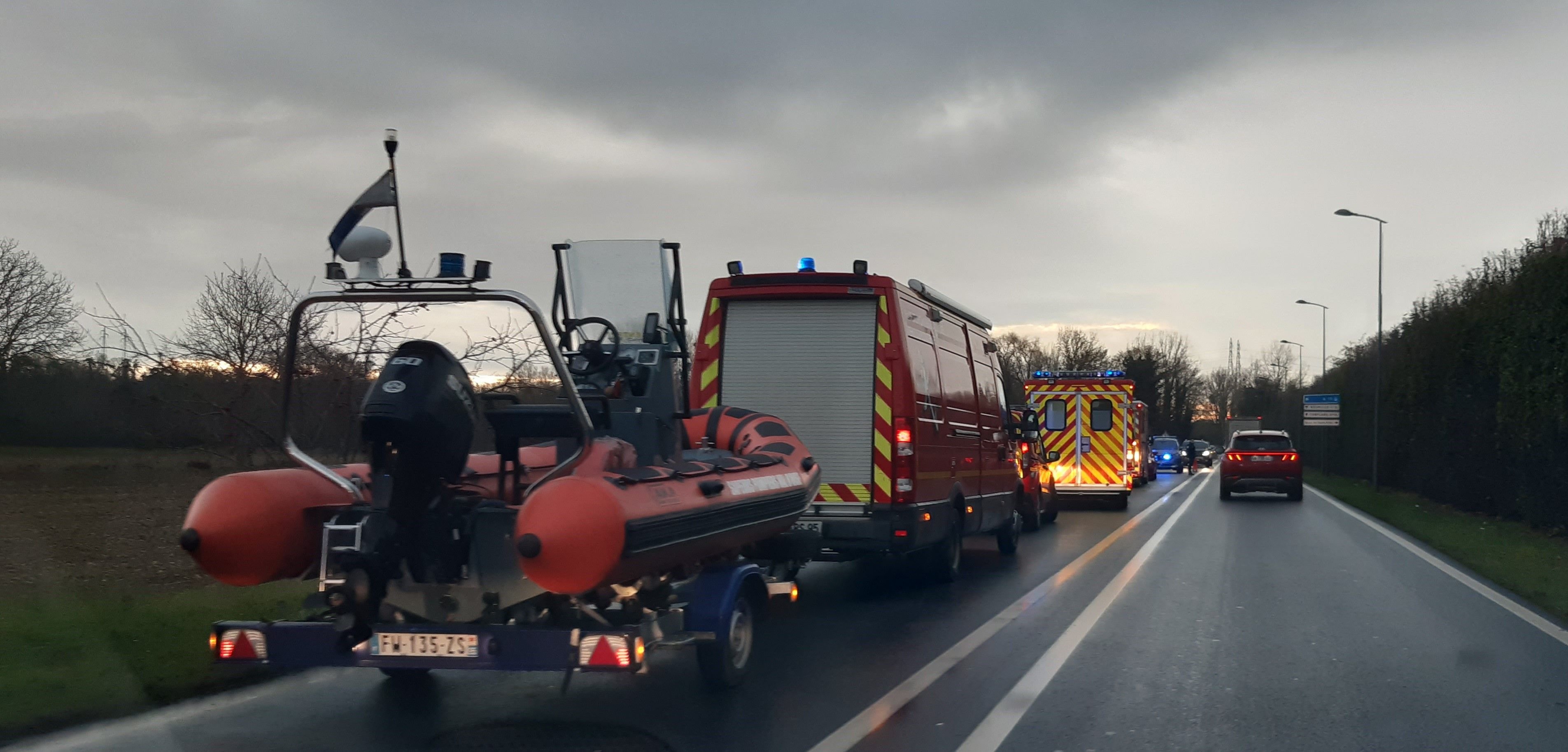 Un pompier en repos a sauté dans l'Oise pour secourir une femme qui avait plongé dans la rivière, à Jouy-le-Moutier. Tous deux ont été récupérés par les secours. LP/Frédéric Naizot