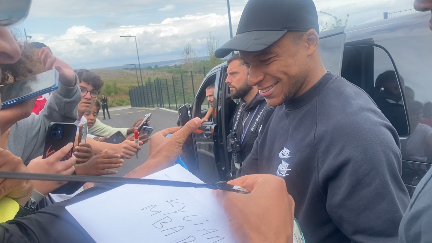 Kylian Mbappé en train de signer des autographes le 25 juillet à Poissy, où il est resté alors que l'équipe A continue sa tournée japonaise. LP/Adel Miliani