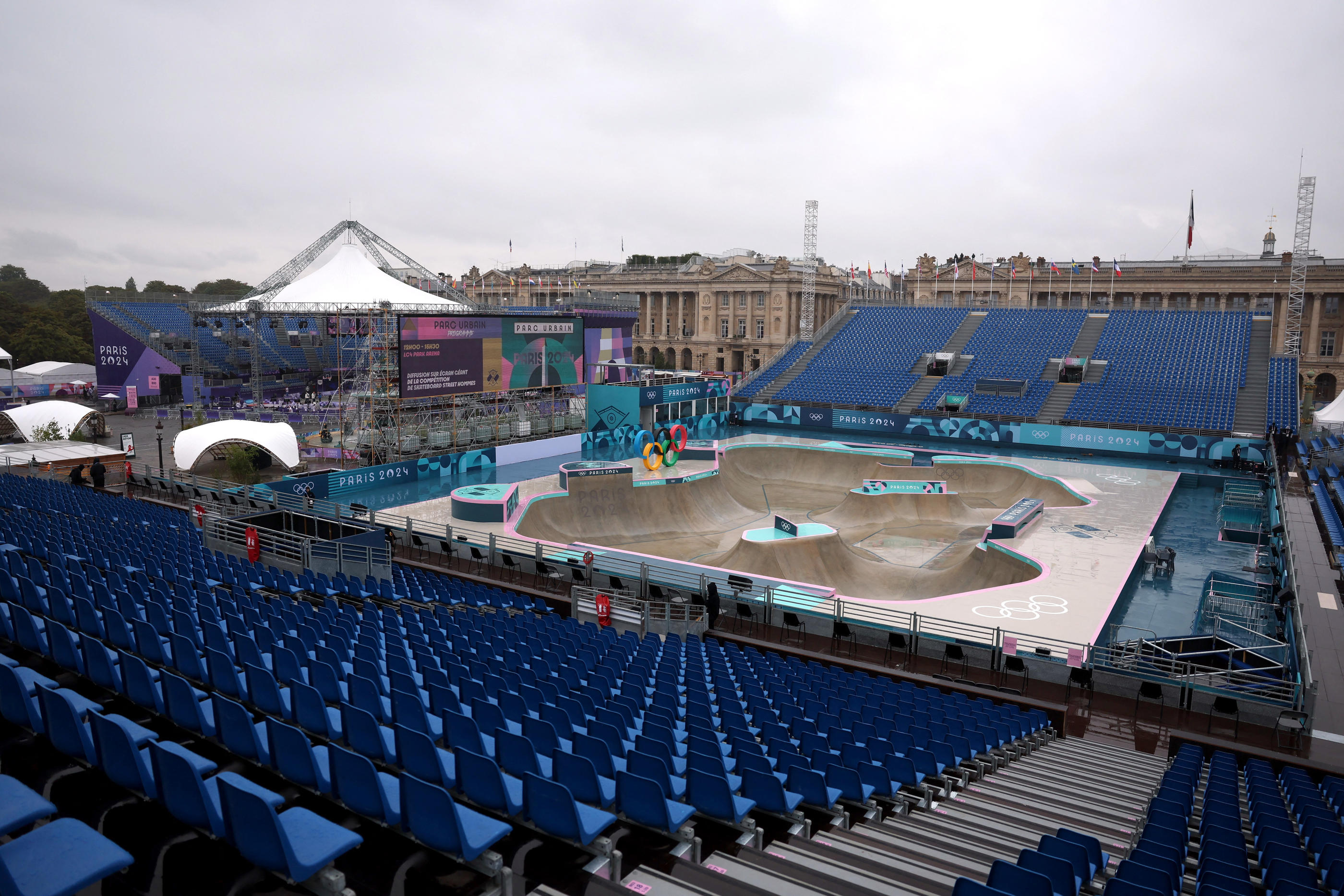 La pluie aura eu raison de cette première journée olympique prévue place de la Concorde, où devaient se dérouler les premières épreuves de skateboard. REUTERS/Pilar Olivares