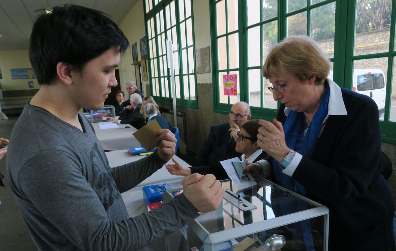 <b></b> Melun, le 23 avril. À Melun, comme ici au bureau central, ou à Savigny-le-Temple, on a constaté la présence de nombreux jeunes électeurs.  