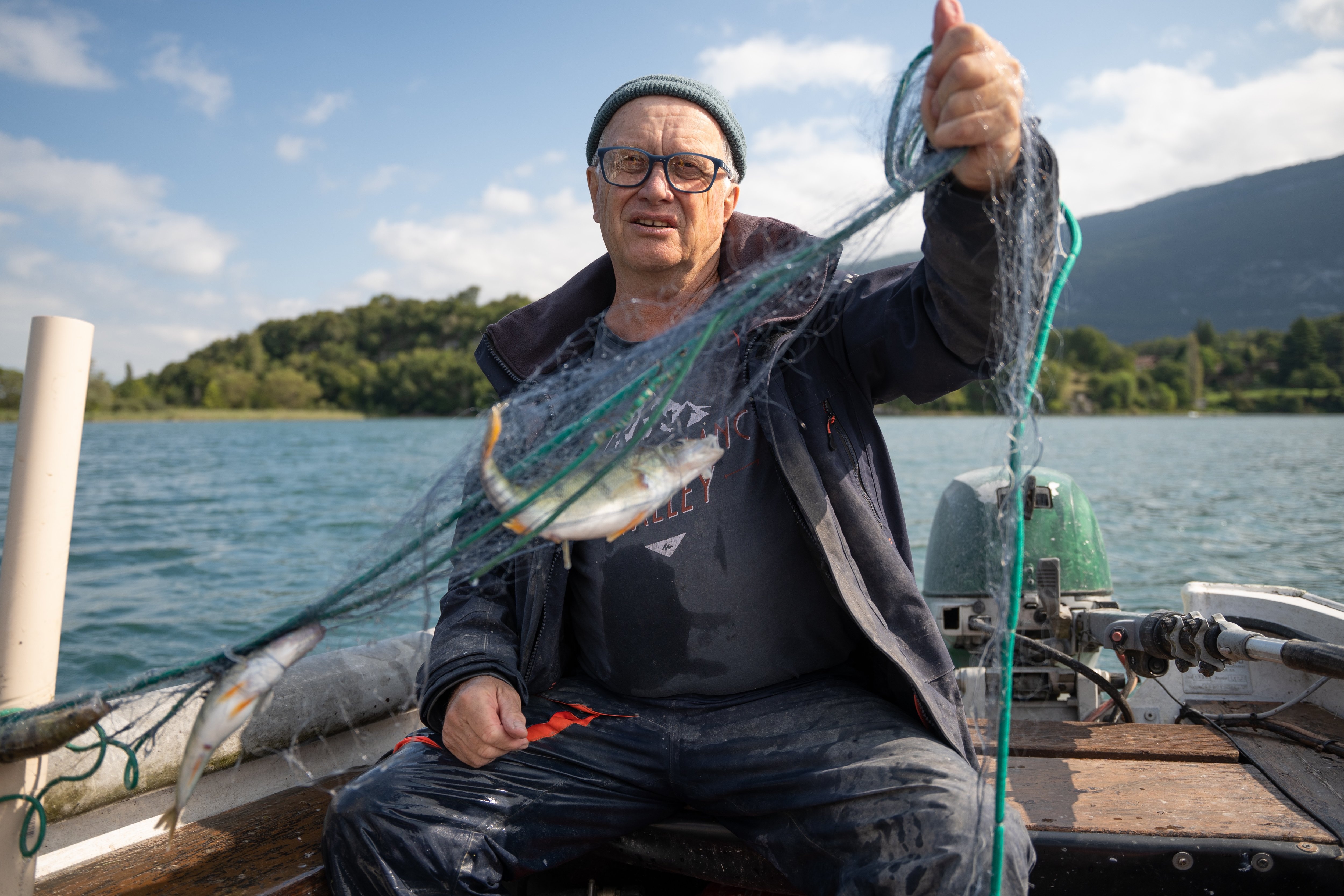 Jean-Bernard Buisson, l'un des dix derniers pêcheurs professionnels du lac du Bourget (Savoie), se désole de la baisse du nombre de prise de lavarets. L'espèce se nourrit d'un plancton devenu rare à cause de l'eau trop traitée. LP/Thomas Pueyo