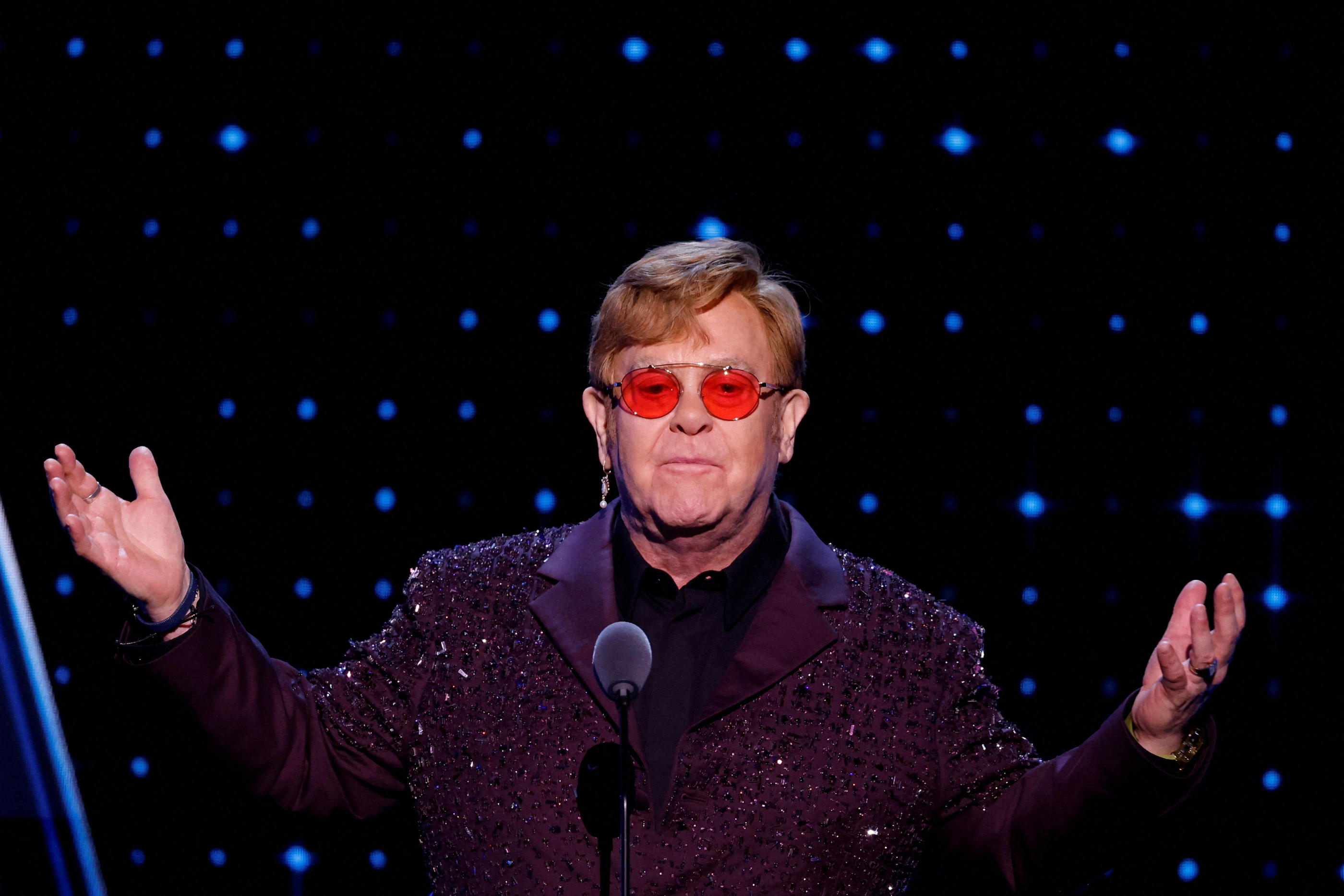 « J'ai perdu la vue » : Elton John dit ĂȘtre incapable de regarder sa nouvelle comĂ©die musicale - Le Parisien