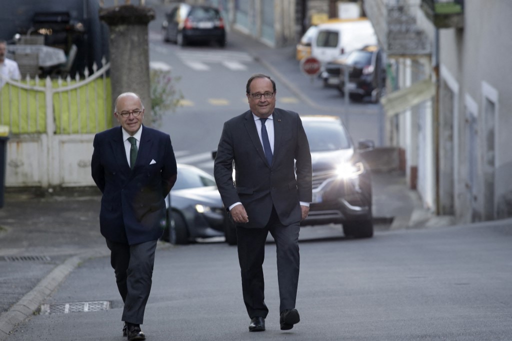 Bernard Cazeneuve et François Hollande s'étaient affichés ensemble à Donzenac, en Corrèze, le 30 mai dernier pour soutenir la candidature de la socialiste Annick Taysse face à une candidate désignée par la Nupes. AFP/Pascal Lachenaud