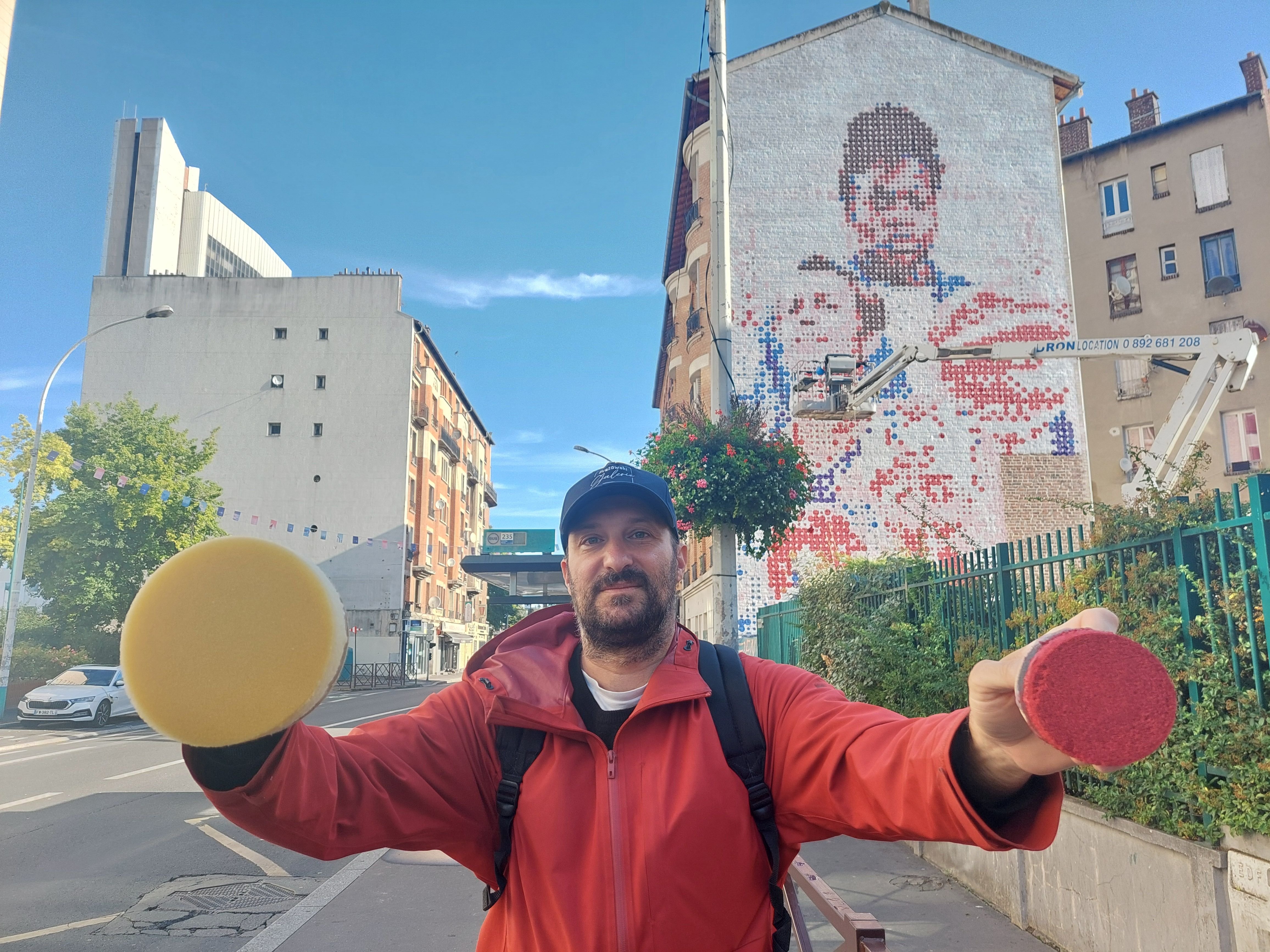 Gennevilliers, le 28 juillet. Le grapheur KAN doit finir d'ici ce lundi soir une fresque de plus de 120 m2 avec les visages des trois championnes. LP/Olivier Bureau