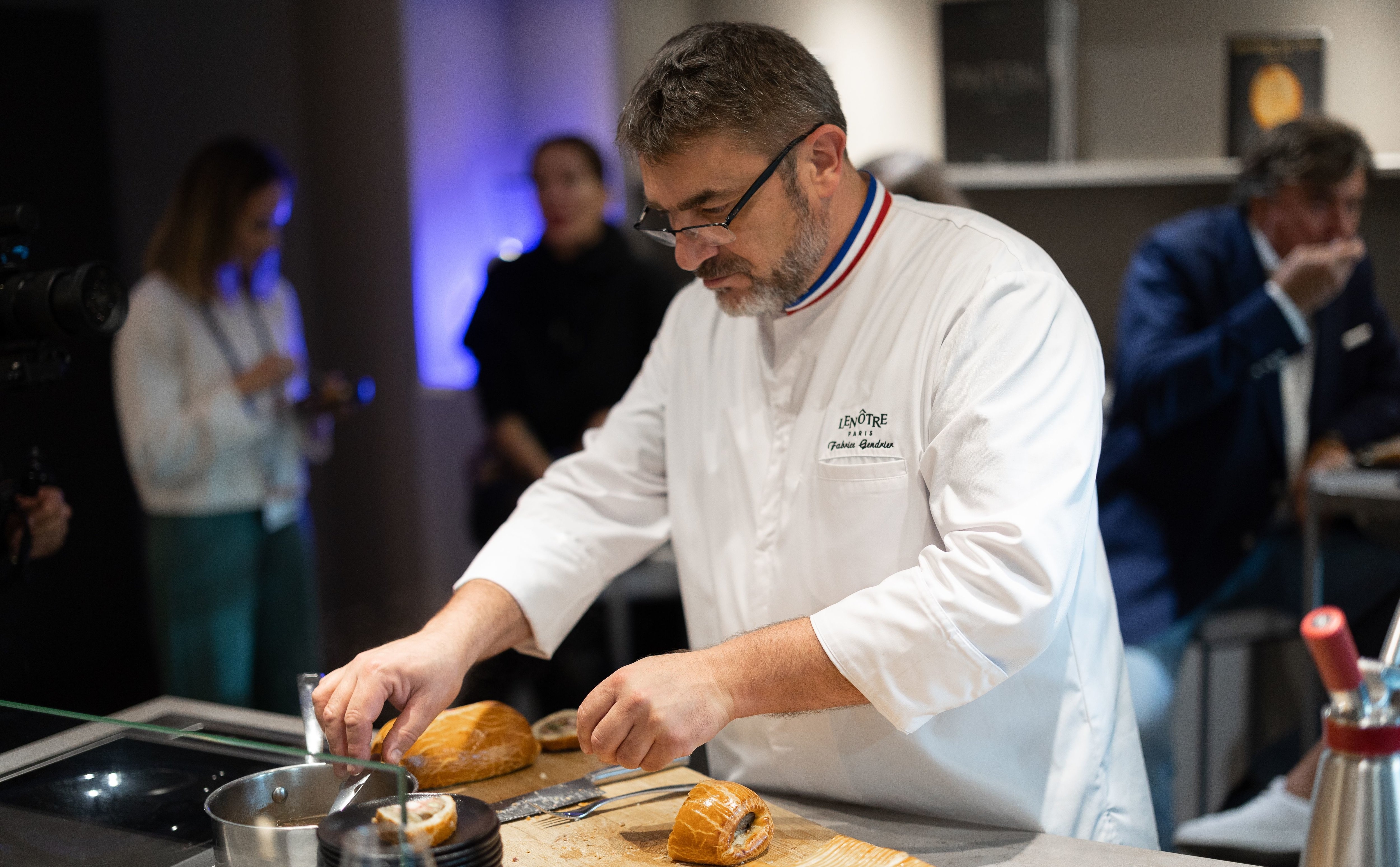 Au Stade de France (Seine-Saint-Denis), samedi, la maison Lenôtre a régalé les spectateurs. Ici, Fabrice Gendrier, chef de la création salée et meilleur ouvrier de France. Benjamin Assouline