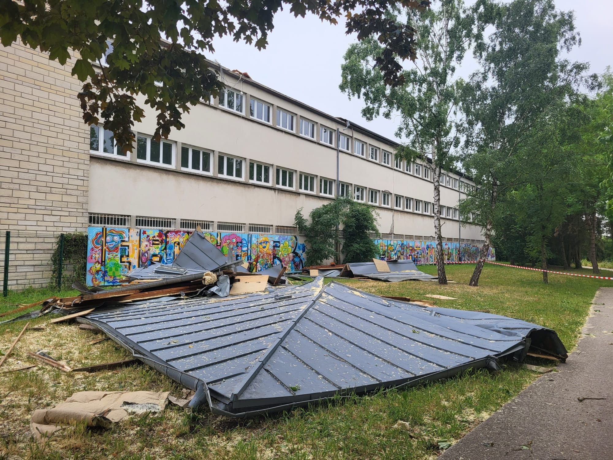 Creil (Oise), lundi 19 juin 2023. La toiture de l'école primaire Jacques-Prévert a été arrachée par le passage d'une mini tornade ce dimanche. DR / Ville de Creil