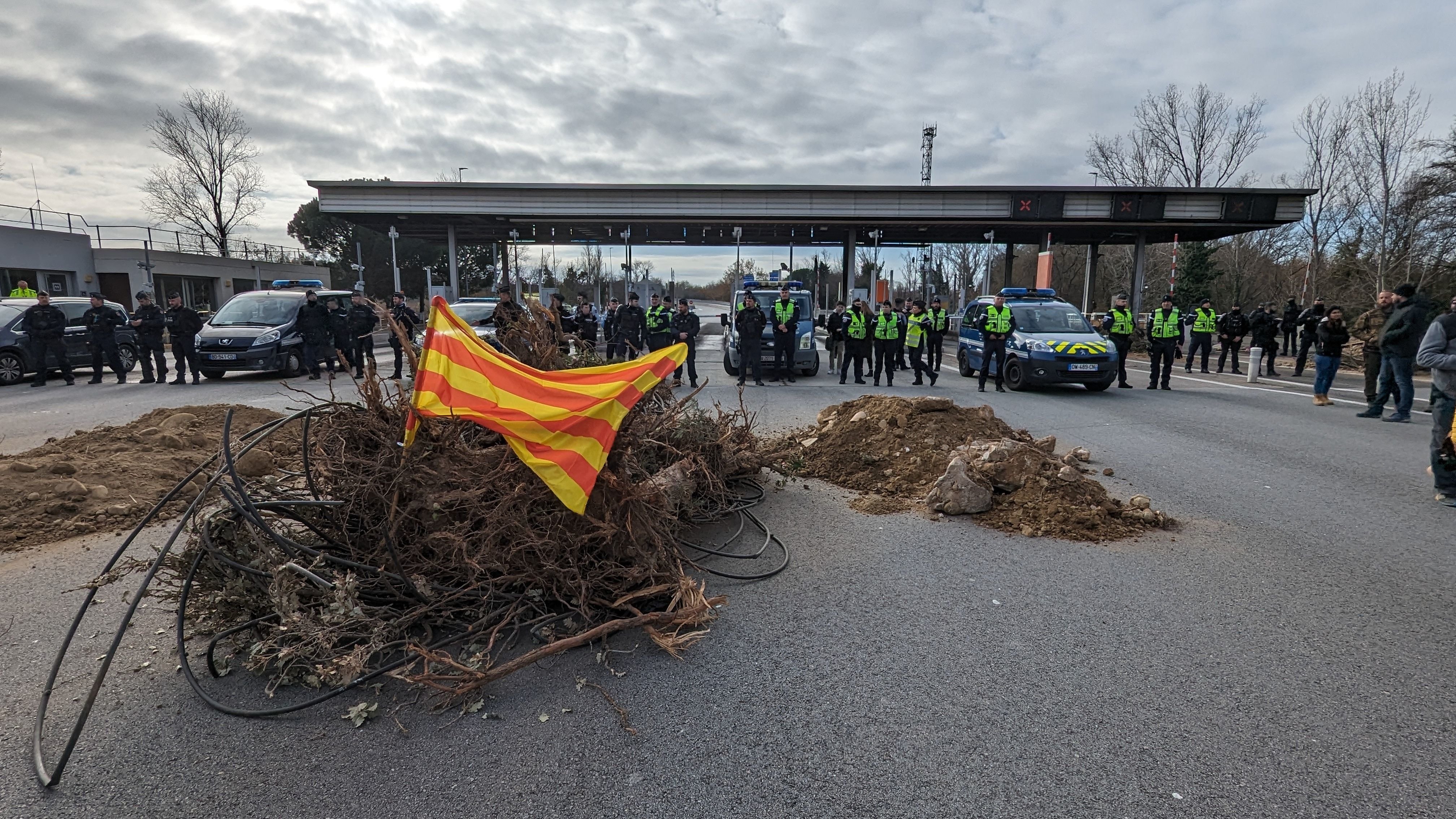 Une cinquantaine de tracteurs catalans bloquent depuis 10h du matin l’entrée de l’autoroute au niveau du péage de Perpignan Sud. LP/Nelly Barbé