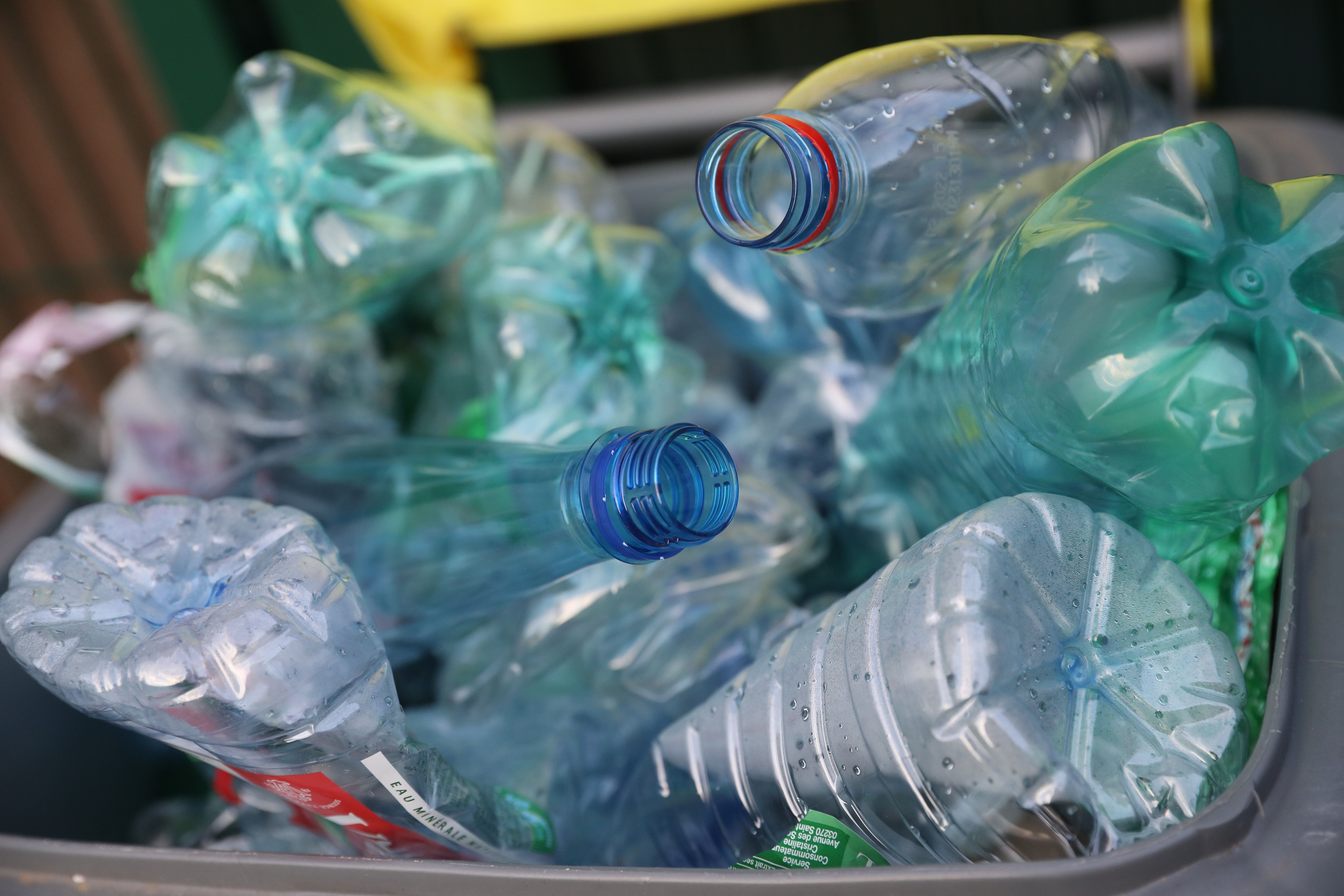 Danone indique que 70000 tonnes de bouteilles en plastique PET (polytéréphtalate d’éthylène) coloré sont mises sur le marché chaque année en France par l’ensemble des acteurs, et que leur « recyclage en de nouvelles bouteilles reste encore difficile aujourd’hui ». LP/Arnaud Journois