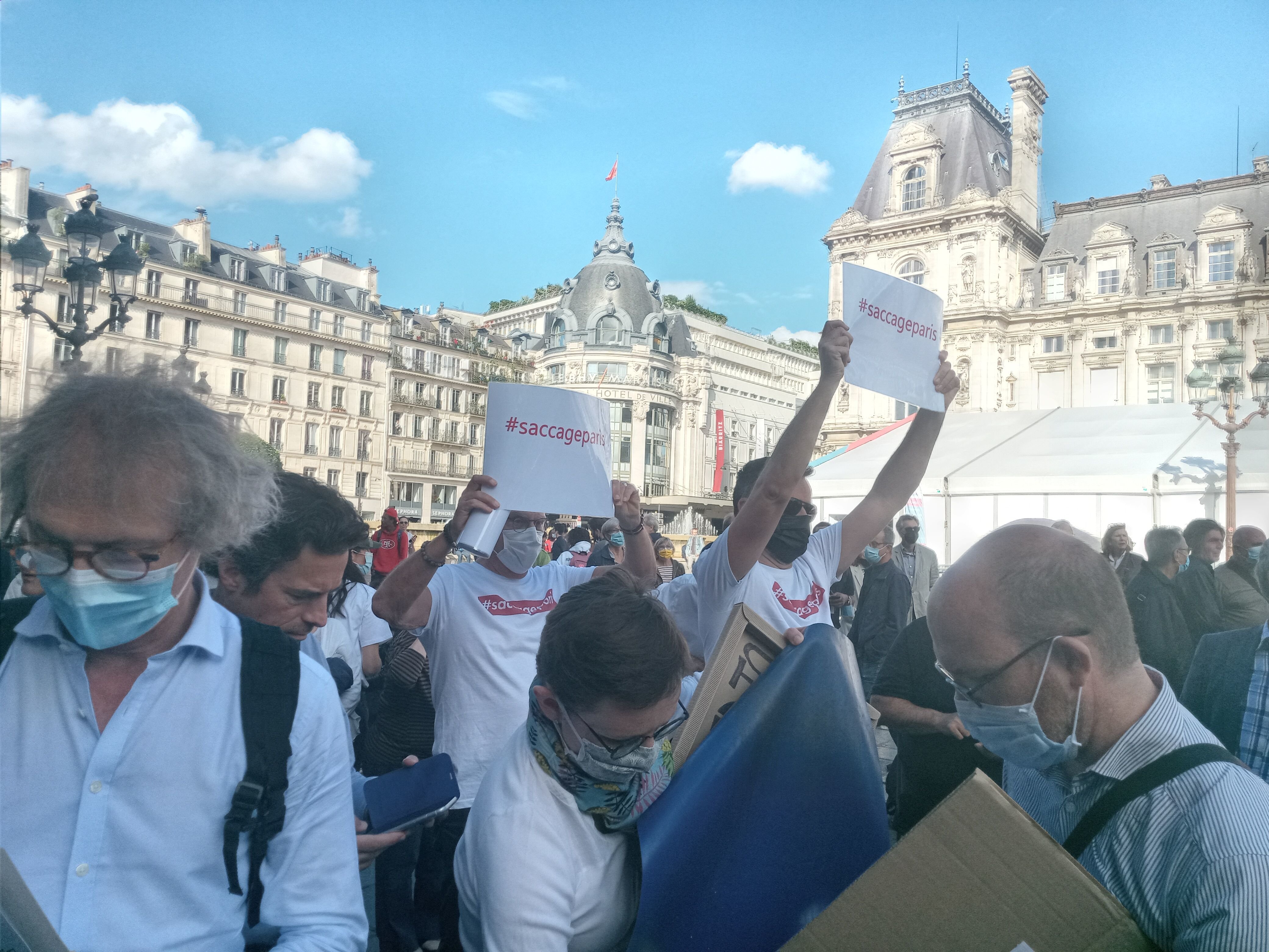 En juillet 2021, plusieurs centaines de personnes soutenant le mouvement #SaccageParis avaient manifesté devant l'Hôtel de Ville alors que se tenait le Conseil de Paris. LP/C.B.