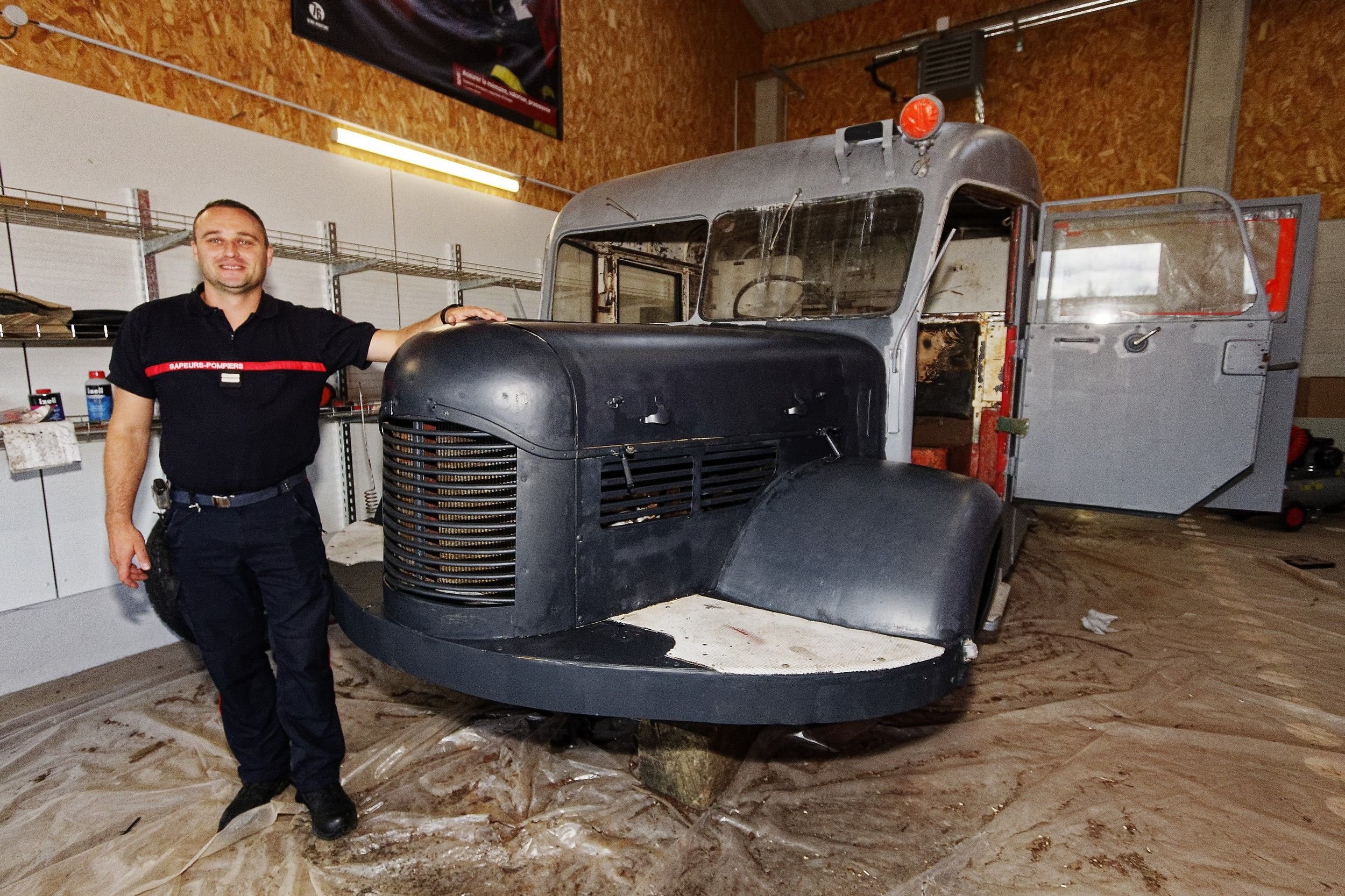 Le lieutenant Aurélien Menou et ses camarades sapeurs-pompiers se sont lancés dans la restauration d'un fourgon incendie Laffly de 1946, qui devrait retrouver ses couleurs rouge et blanche d'ici le 14 décembre 2024. #PRESSE30