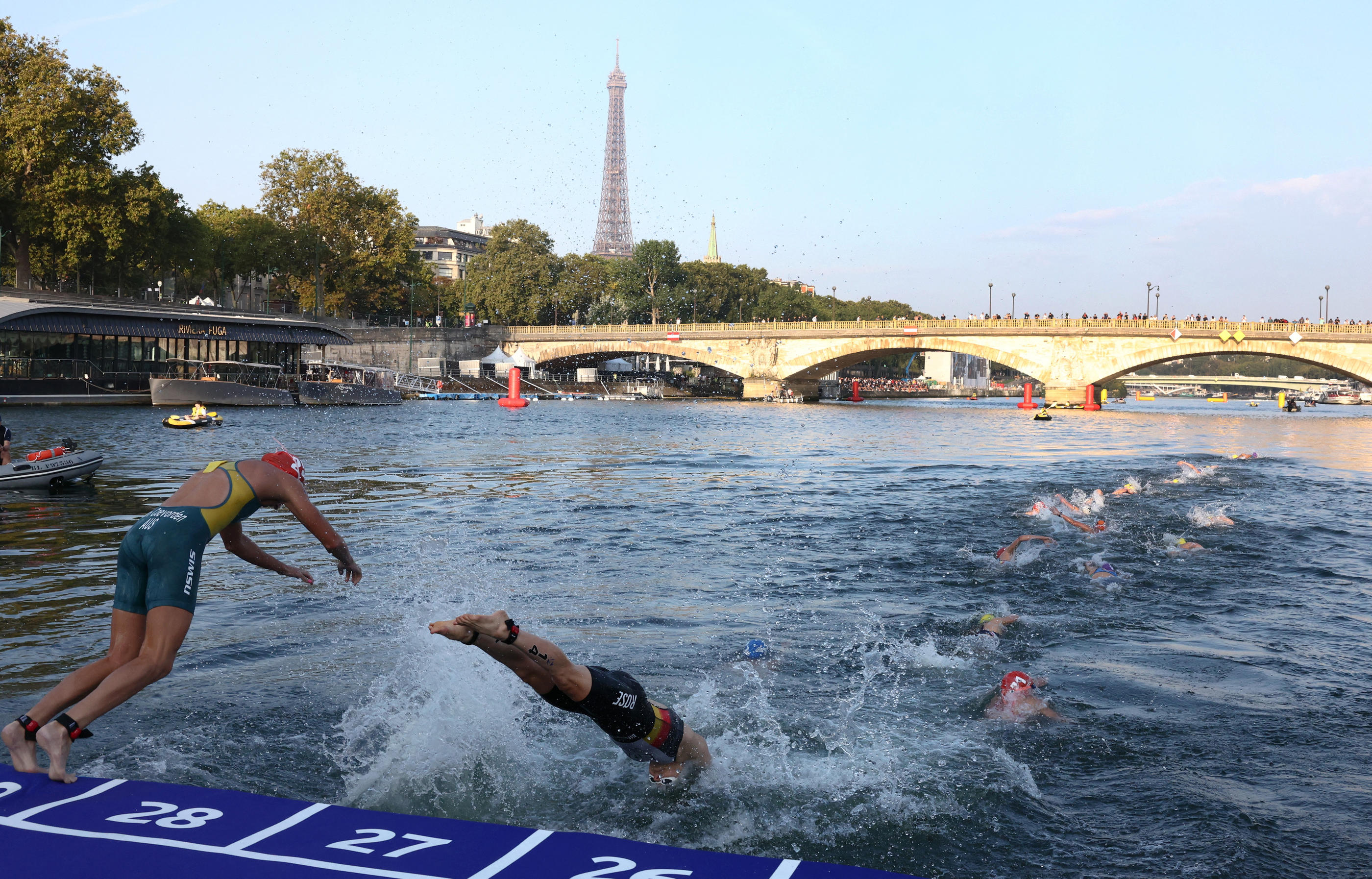 Des épreuves tests (ici celle du triathlon féminin, le 17 août 2023) ont eu lieu dans la Seine à Paris l'été dernier, mais plusieurs ont dû être annulées à cause d'une qualité de l'eau dégradée. Reuters/Stéphanie Lecocq