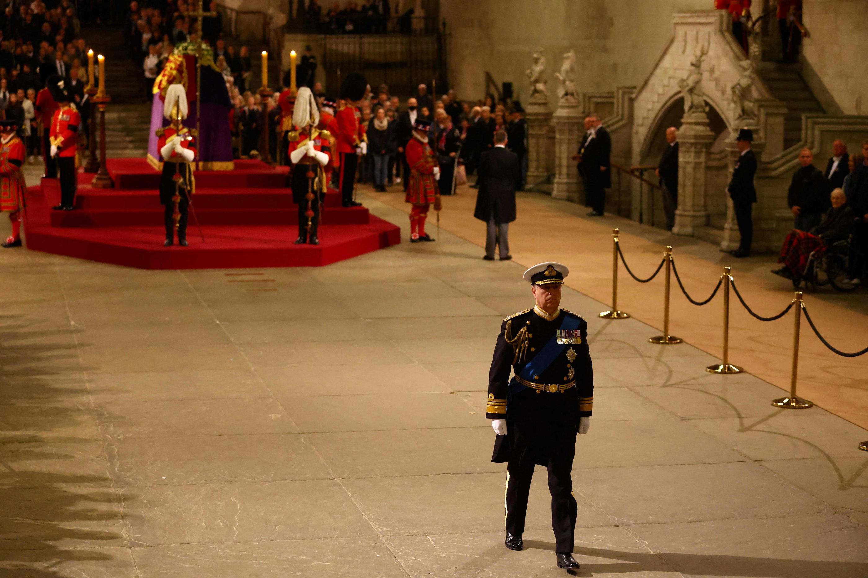 Le prince Andrew (ici à Westminster ce vendredi) a rendu hommage à sa mère. Reuters/Roger Harris