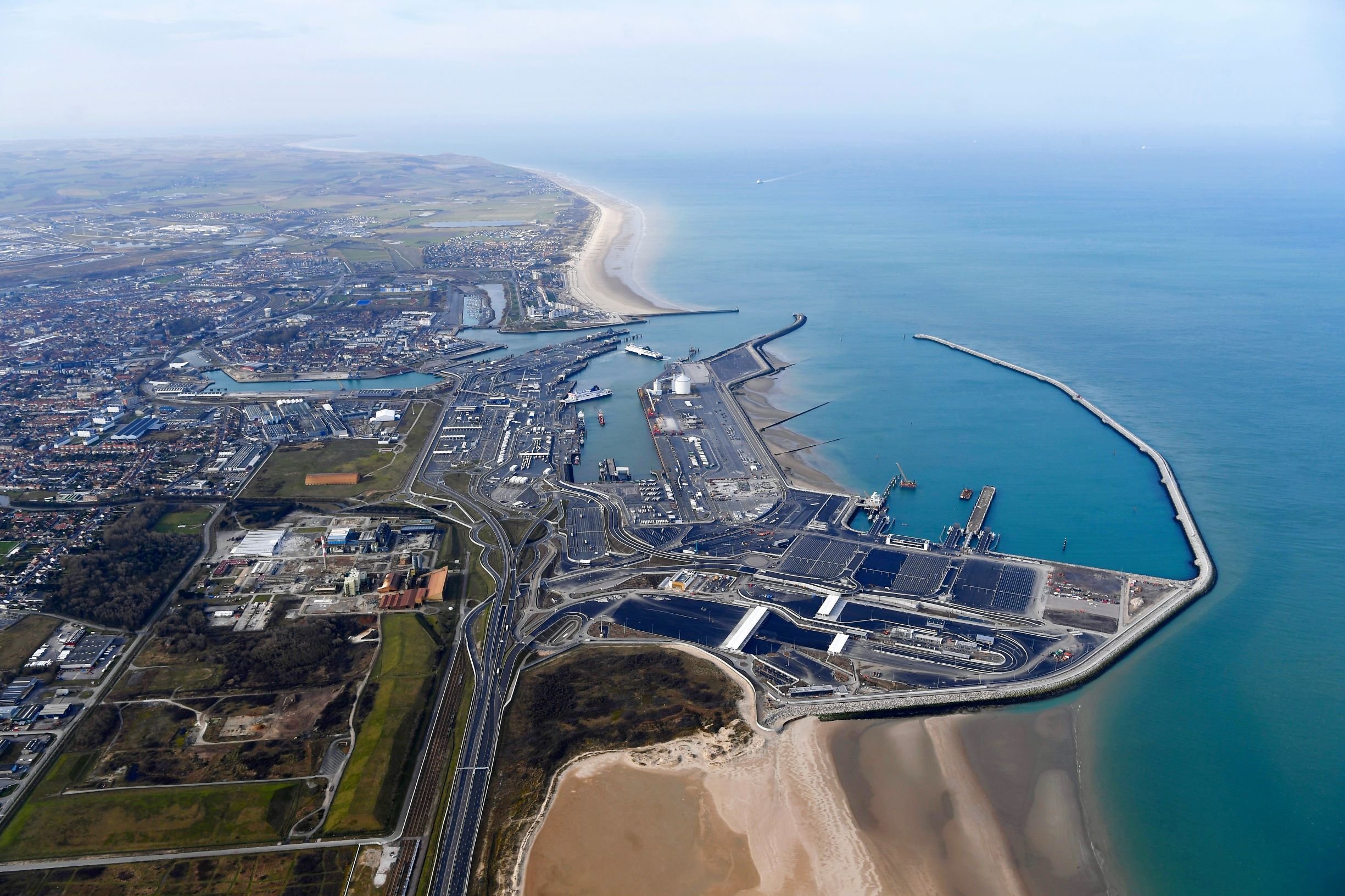 Le port de Calais (Pas-de-Calais), grâce à ce nouveau bassin de 90 hectares, est désormais capable d’accueillir des navires dernière génération. DR