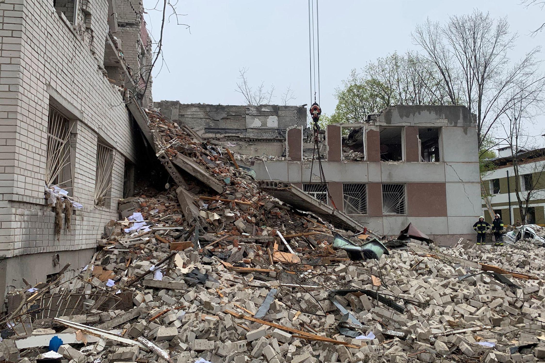 Les décombres d'un bâtiment détruit à la suite d'une attaque de missiles à Tchernigiv le 17 avril. (Illustration) AFP/Sergiy Butko
