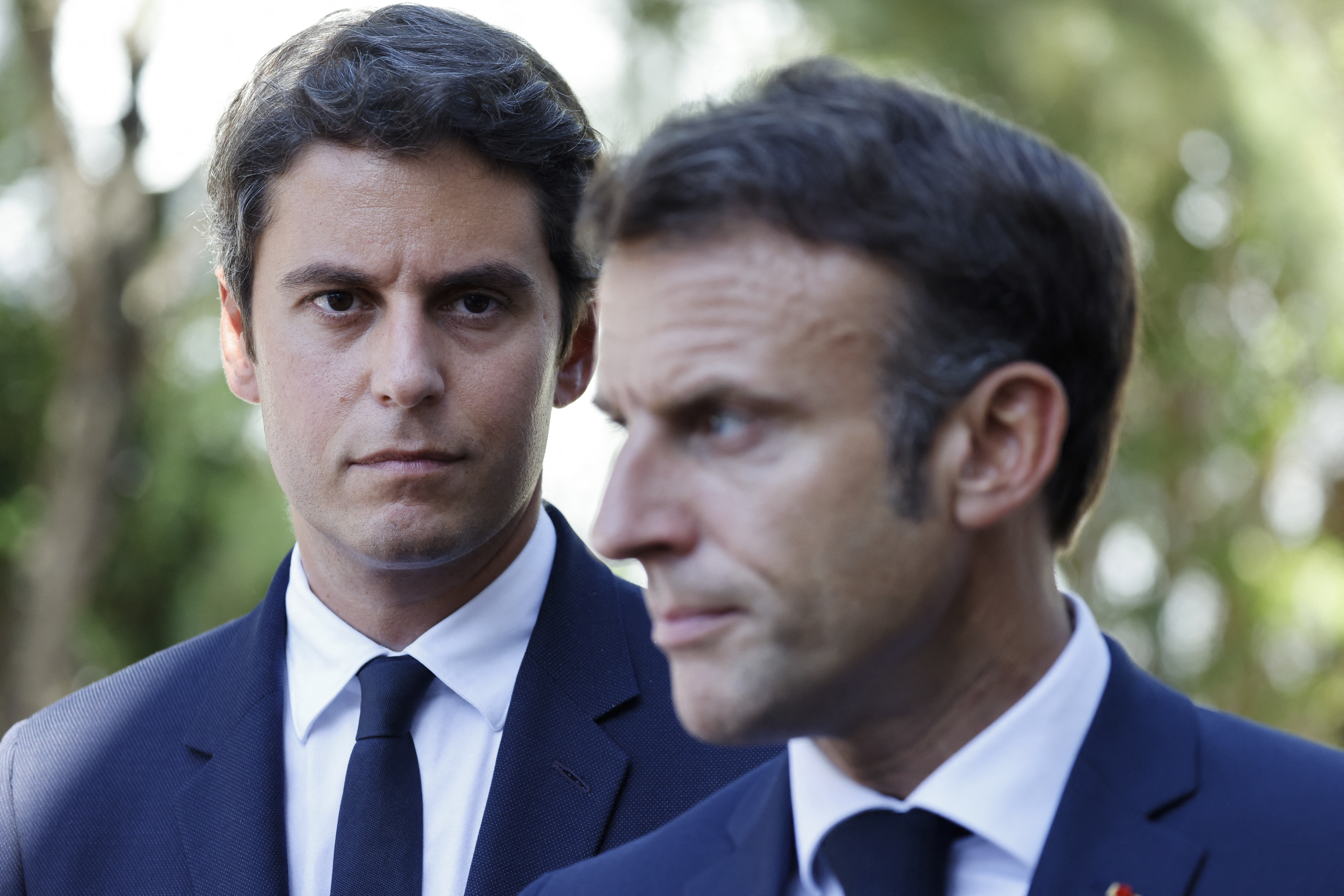 Ce long mois de tractations sur le remaniement a aussi provoqué les premières poussées de tension au sein du duo exécutif, Emmanuel Macron et Gabriel Attal (ici le 1er septembre 2023). AFP/pool/Ludovic Marin