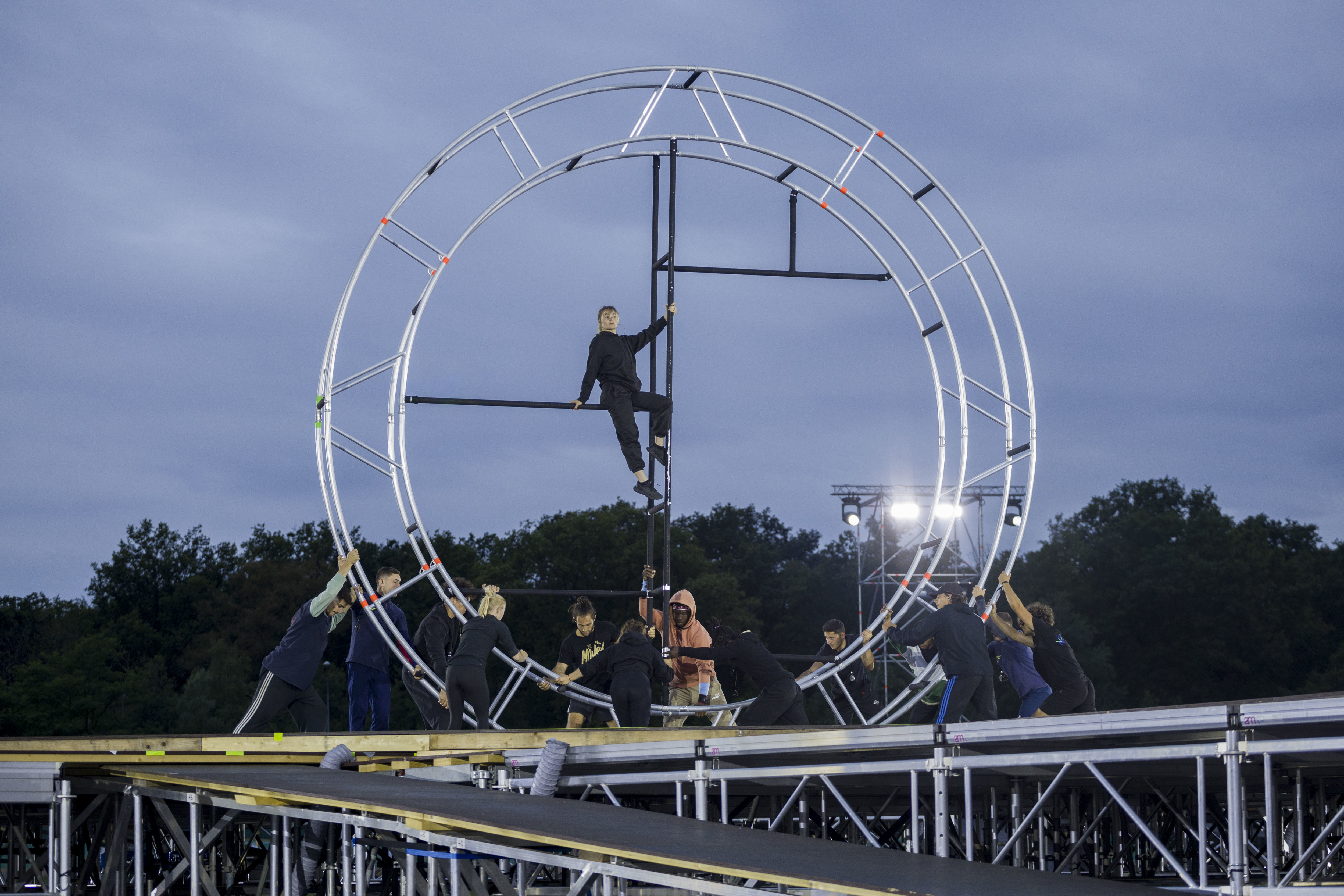 Les répétitions du spectacle prévu le 11 août prochain se déroulent actuellement à une heure de Paris. LP/Alexandre Delaitre