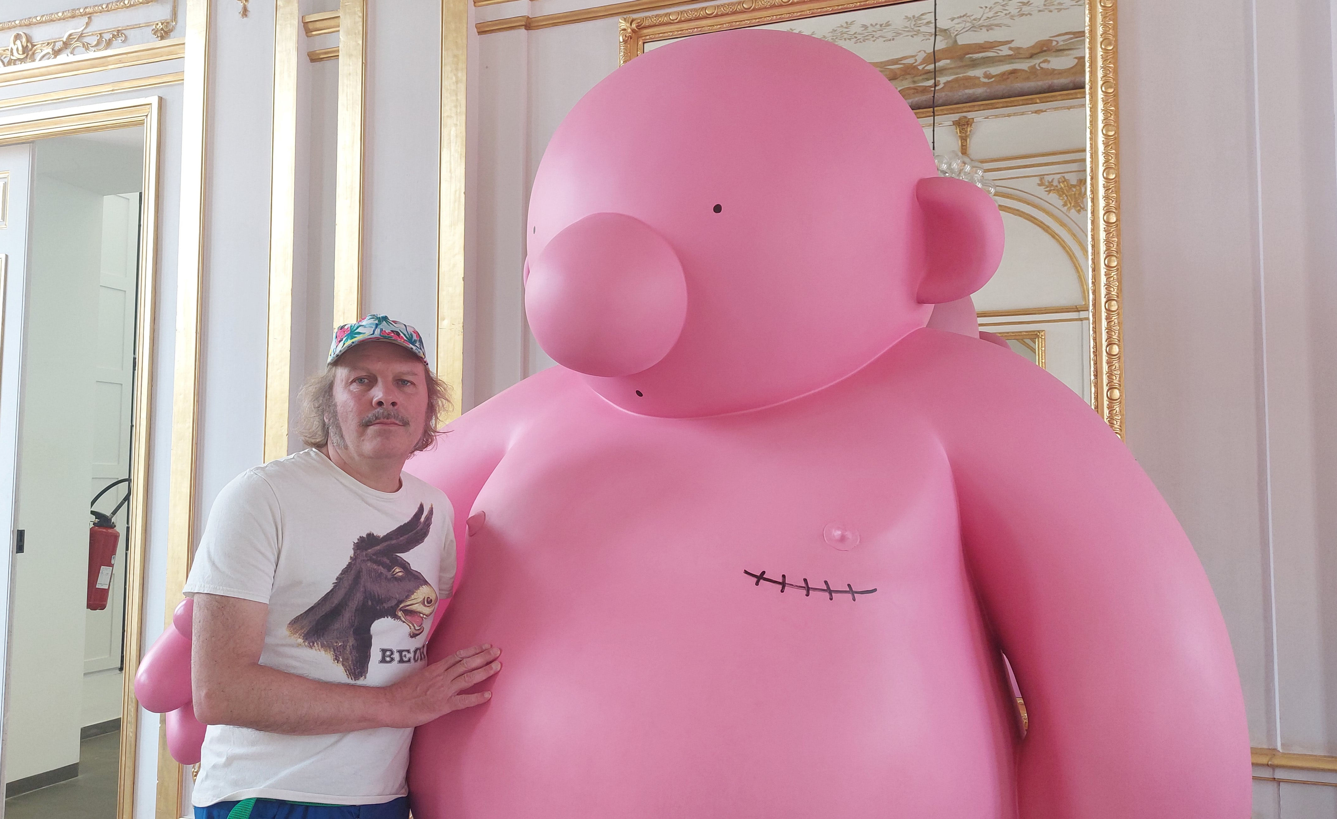 Clichy (Hauts-de-seine), le 27 juin 2023. Philippe Katerine expose ses œuvres au Pavillon Vendôme et ses bonshommes roses dans les rues de Clichy. LP/A.-S.D.