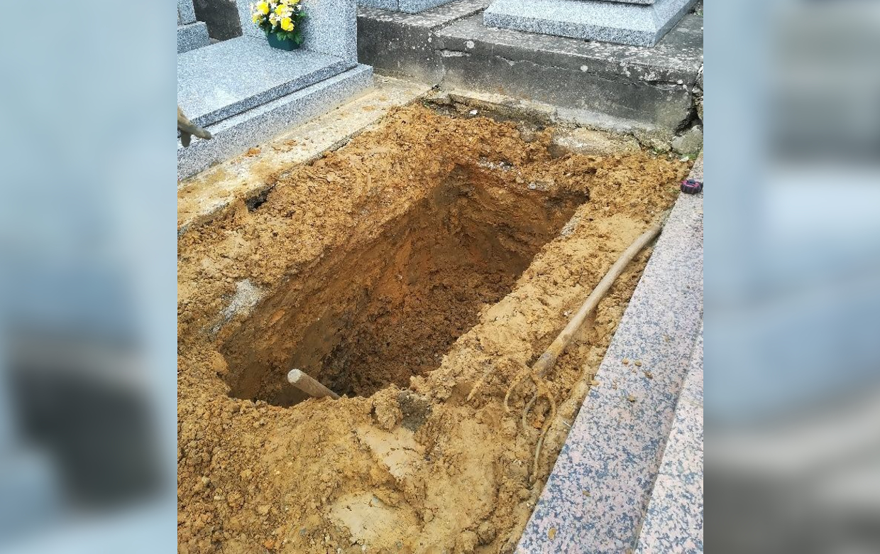 Corbeil-Essonnes, le 10 novembre 2021. À son arrivée au cimetière de l'Ermitage, Nadine a constaté avec effarement que la tombe de son père n'avait pas été creusée totalement. Une pelle et un râteau se trouvaient toujours à l'intérieur. DR
