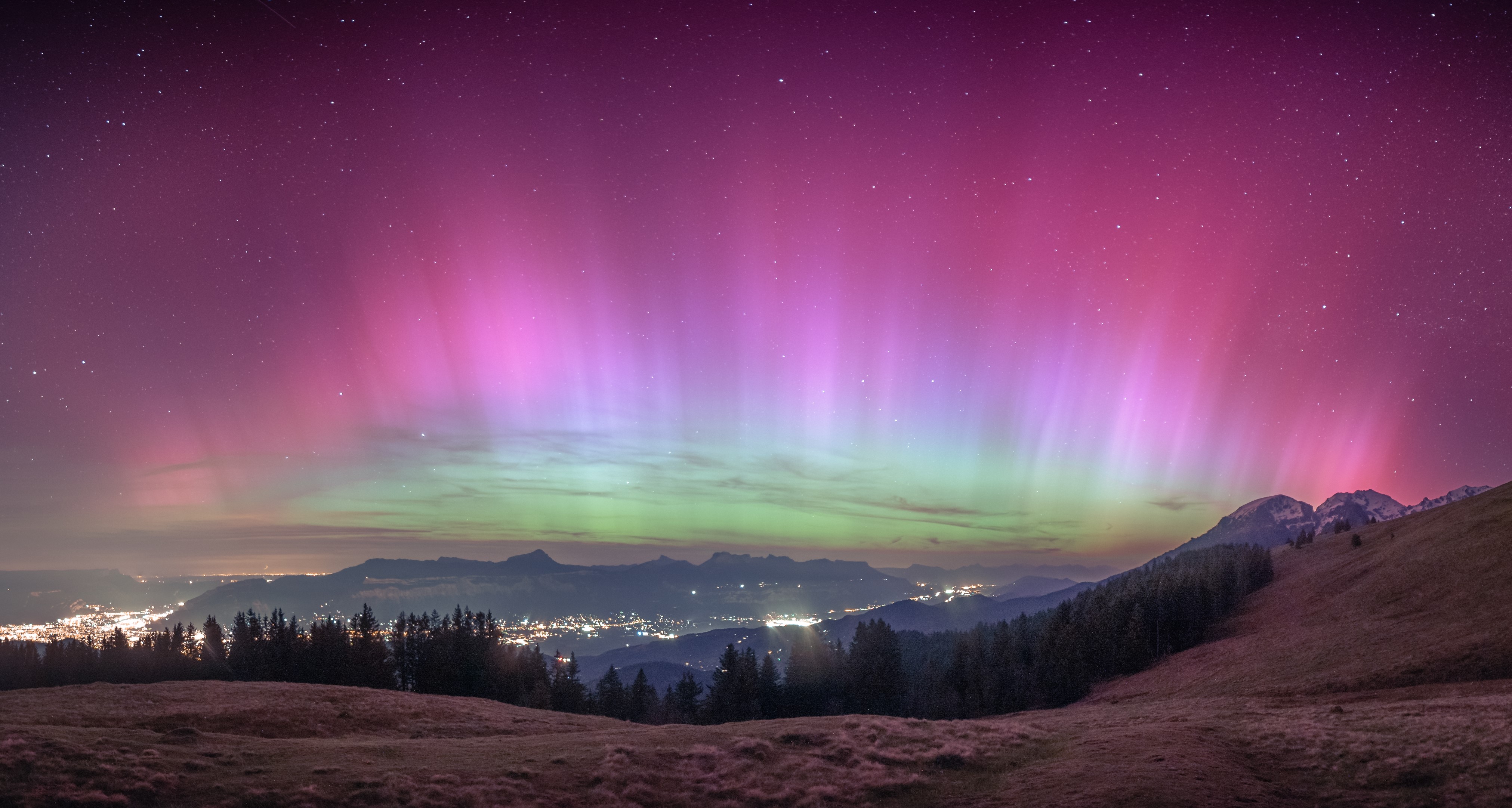 Des aurores boréales vues depuis le massif de la Chartreuse, dans la nuit du 10 au 11 mai 2024. Comea/Olivier Katz
