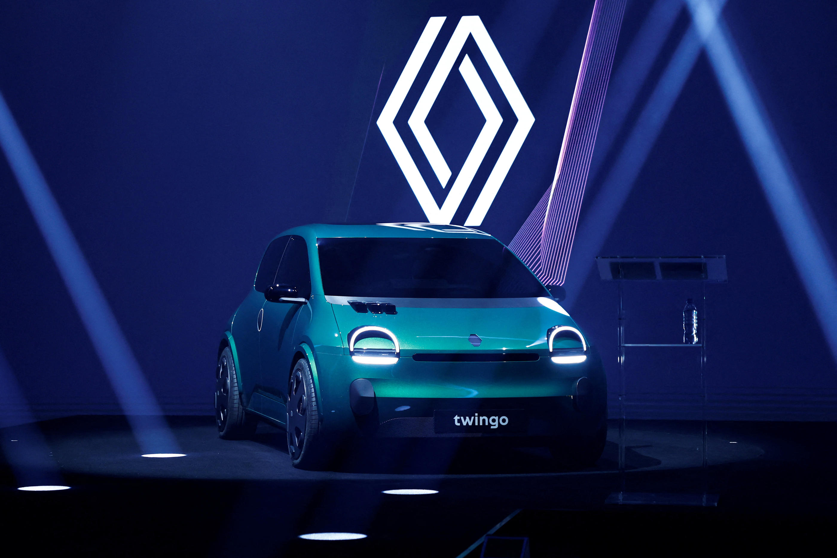 La nouvelle Twingo, une voiture électrique qui sera lancée à horizon 2025, sera disponible à moins de 20 000 euros. Reuters/Gonzalo Fuentes