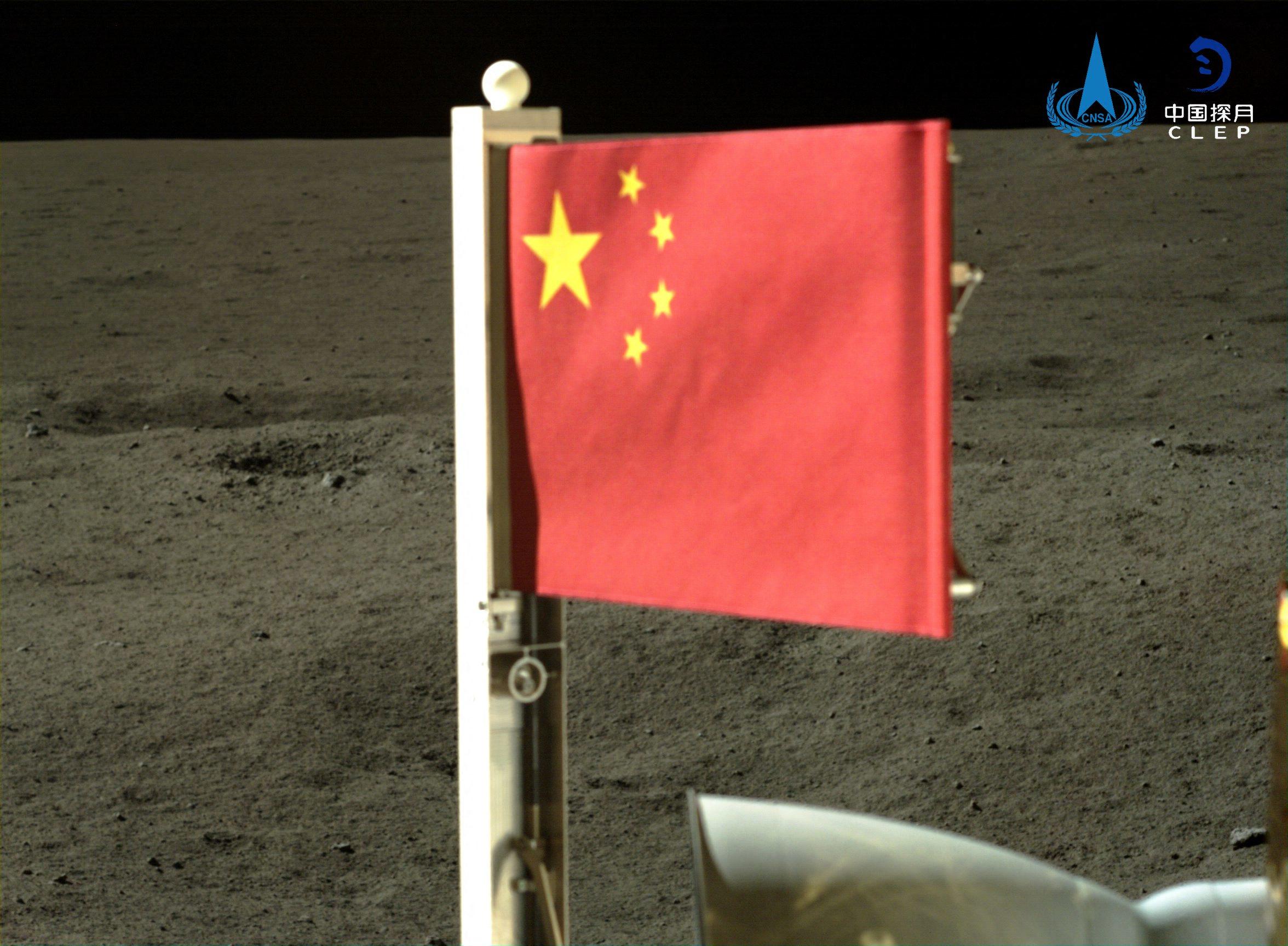 Le module d'alunissage de la sonde Chang'e-6 a déployé un drapeau sur la face cachée de la Lune, le 4 juin. CNSA/Handout via Xinhua