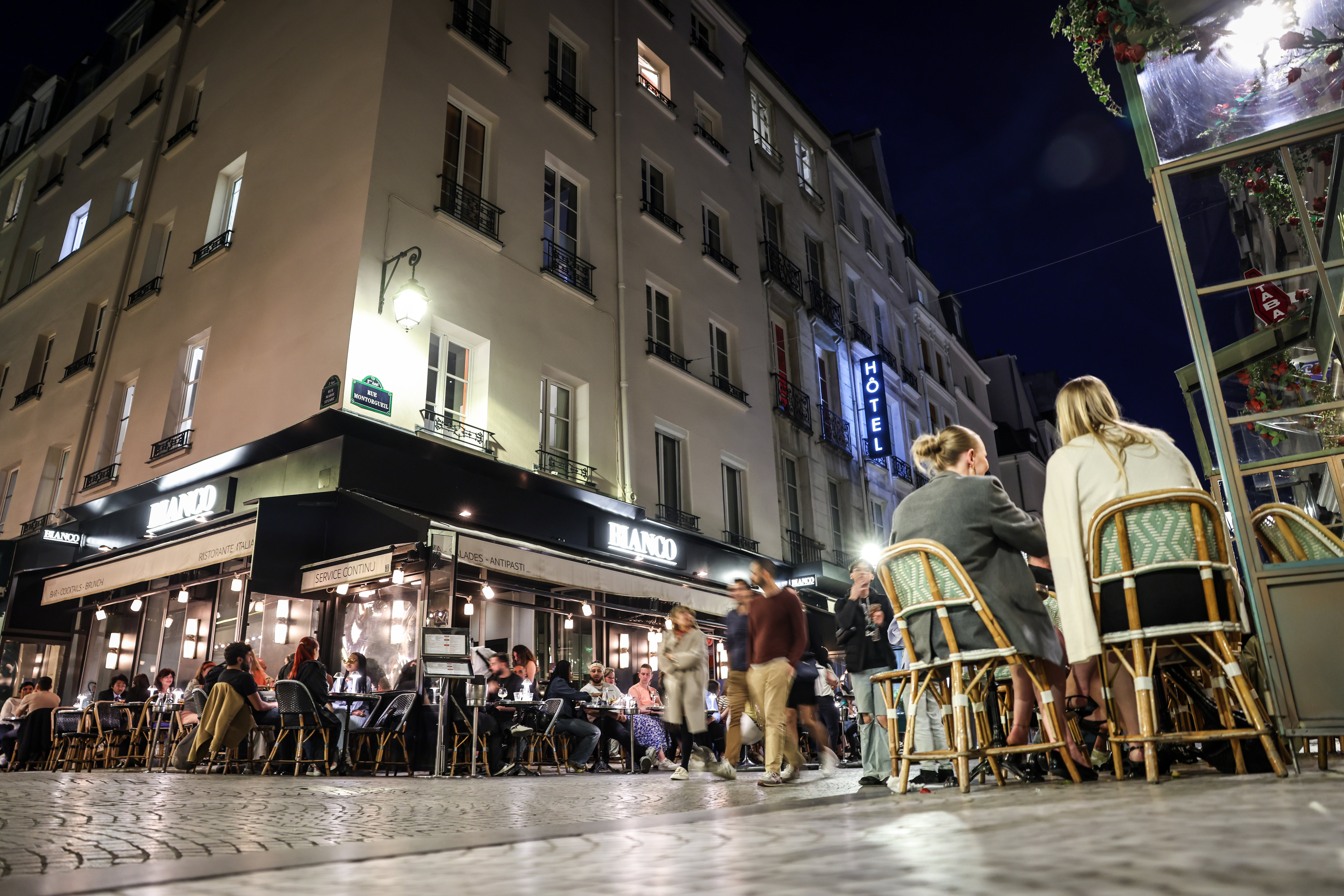Paris, rue Montorgueil (IIe), le 10 mai, Avec les beaux jours, les terrasses se remplissent... et le bruit monte pour les riverains de bars et restaurants. « Un enfer » pour certains. LP/Fred Dugit