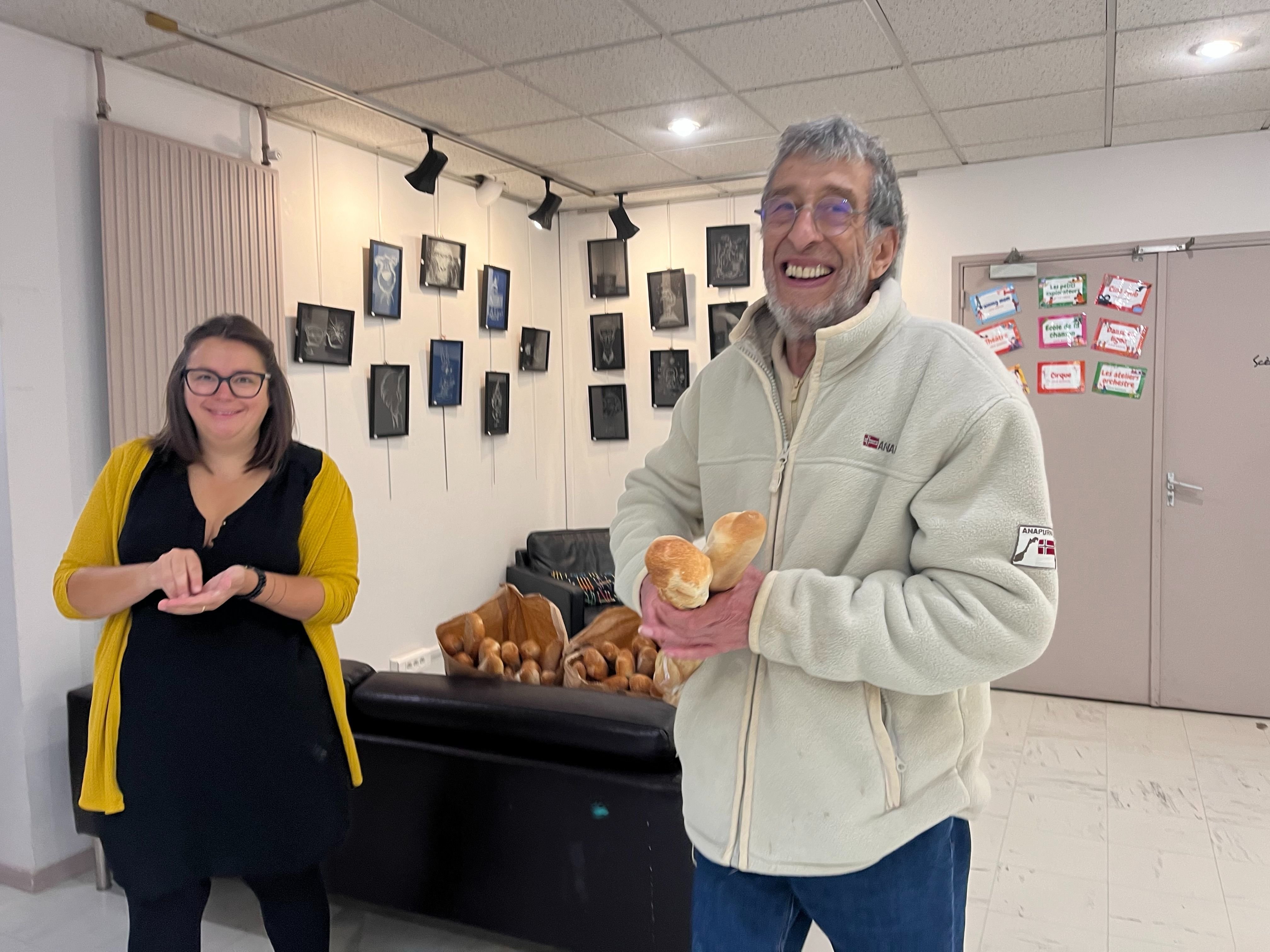 Évry-Courcouronnes, ce mardi. Jacques était le tout premier client du dépôt de pain géré par la directrice de la MJC Simone-Signoret, Anne Van de Sype. LP/Nolwenn Cosson