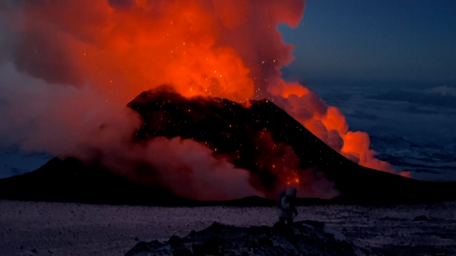 Извержение вулканов называют. Извержение вулкана Ключевская сопка. Извержение вулкана Ключевская сопка 2021. Камчатский вулкан Ключевская сопка извержение. Извержение Ключевского вулкана на Камчатке.