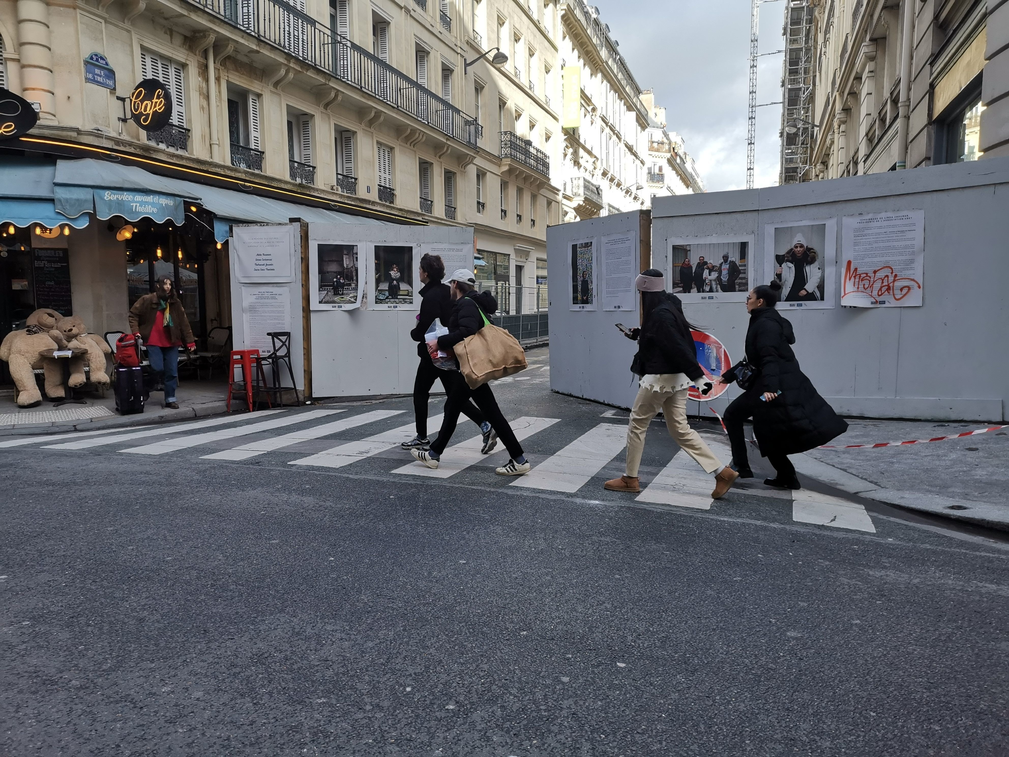 Rue de Trévise (Paris IXe), ce mercredi. Sur les 32 immeubles impactés par l’explosion, six font encore partie du périmètre de sécurité. LP/Pauline Darvey