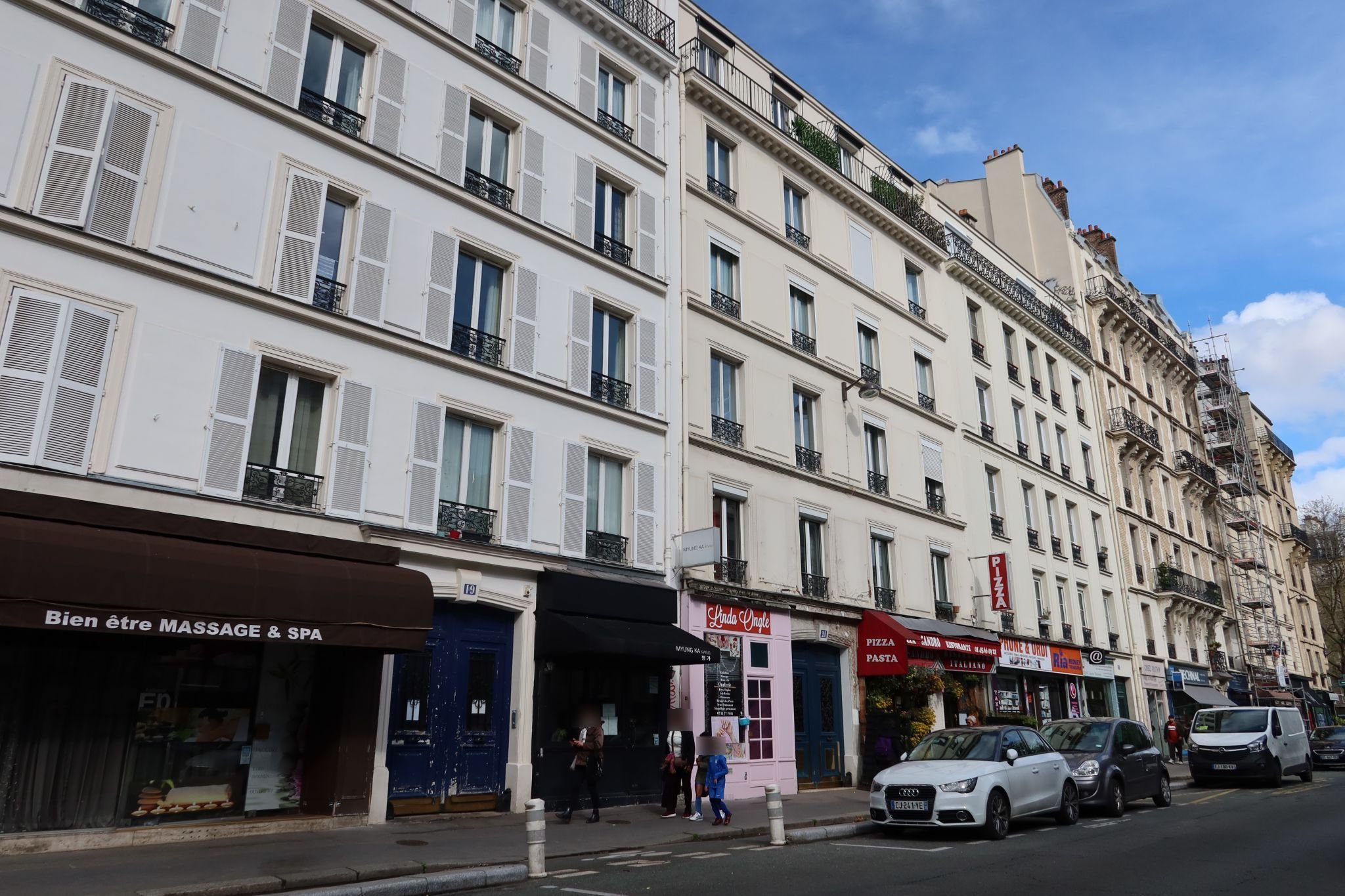 Paris (XVe), ce mercredi. Le corps de l'adolescent avait été retrouvé gisant sur ce trottoir du boulevard Garibaldi. LP/Benjamin Derveaux