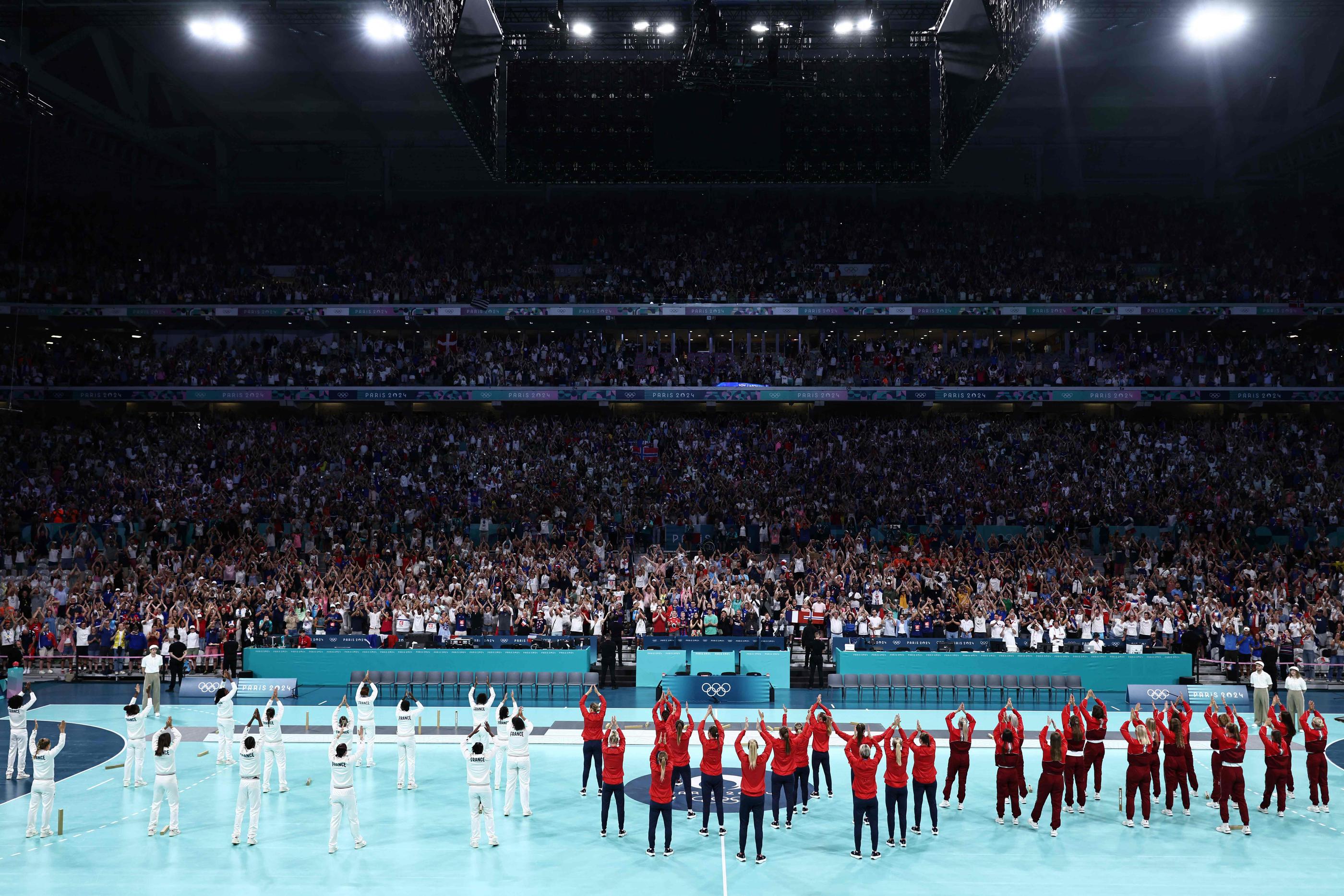 Après la remise des médailles, les trois équipes de handball féminin ont fait un clapping avec les 27 000 spectateurs du stade Pierre-Mauroy. AFP/Sameer Al-Doumy.