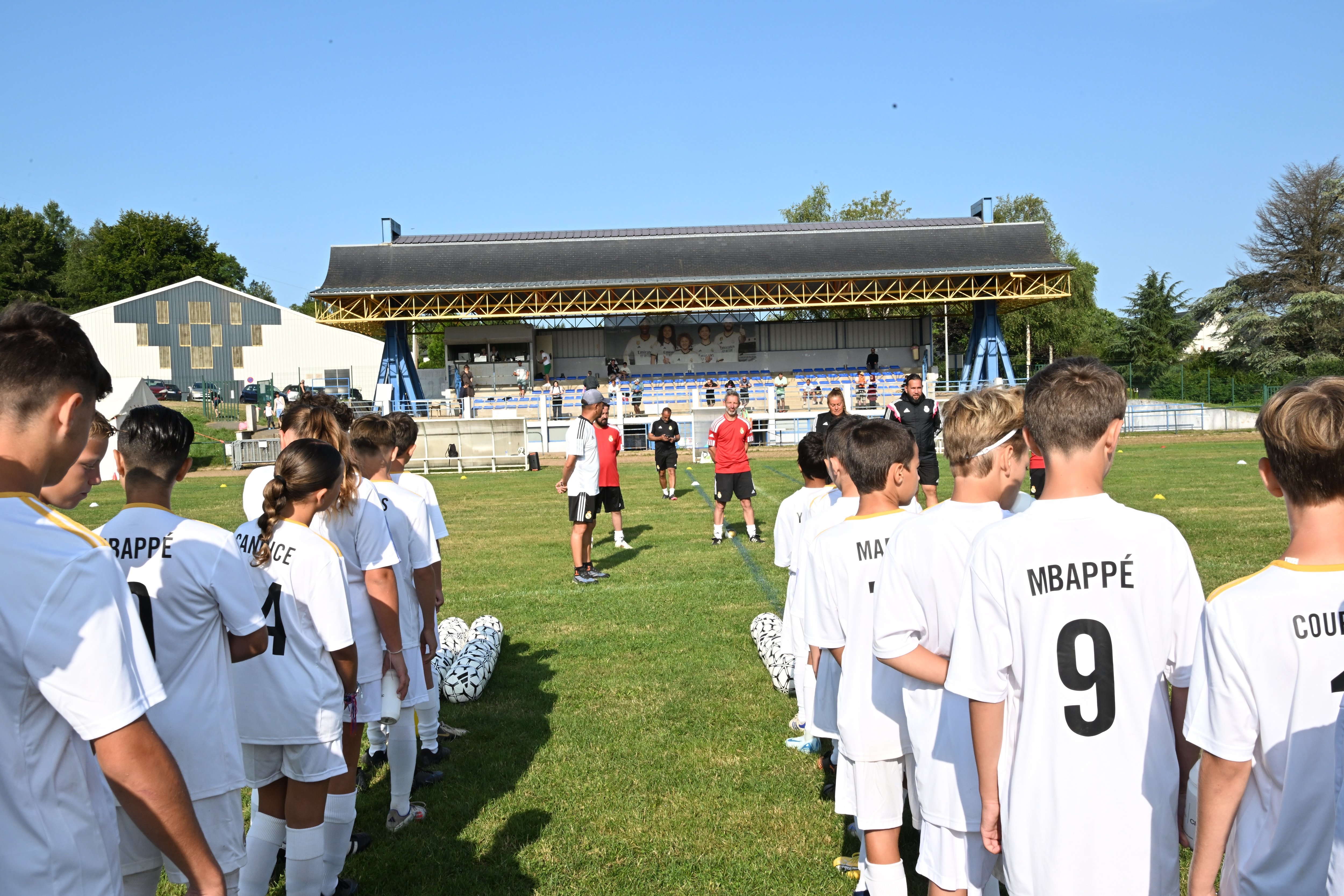 En arrivant, tous les enfants ont tous reçu un équipement complet blanc et violet du Real Madrid (maillot, shorts et chaussettes) et chacun pouvait faire floquer le nom du joueur qu’il voulait. LP/Alain Bollery