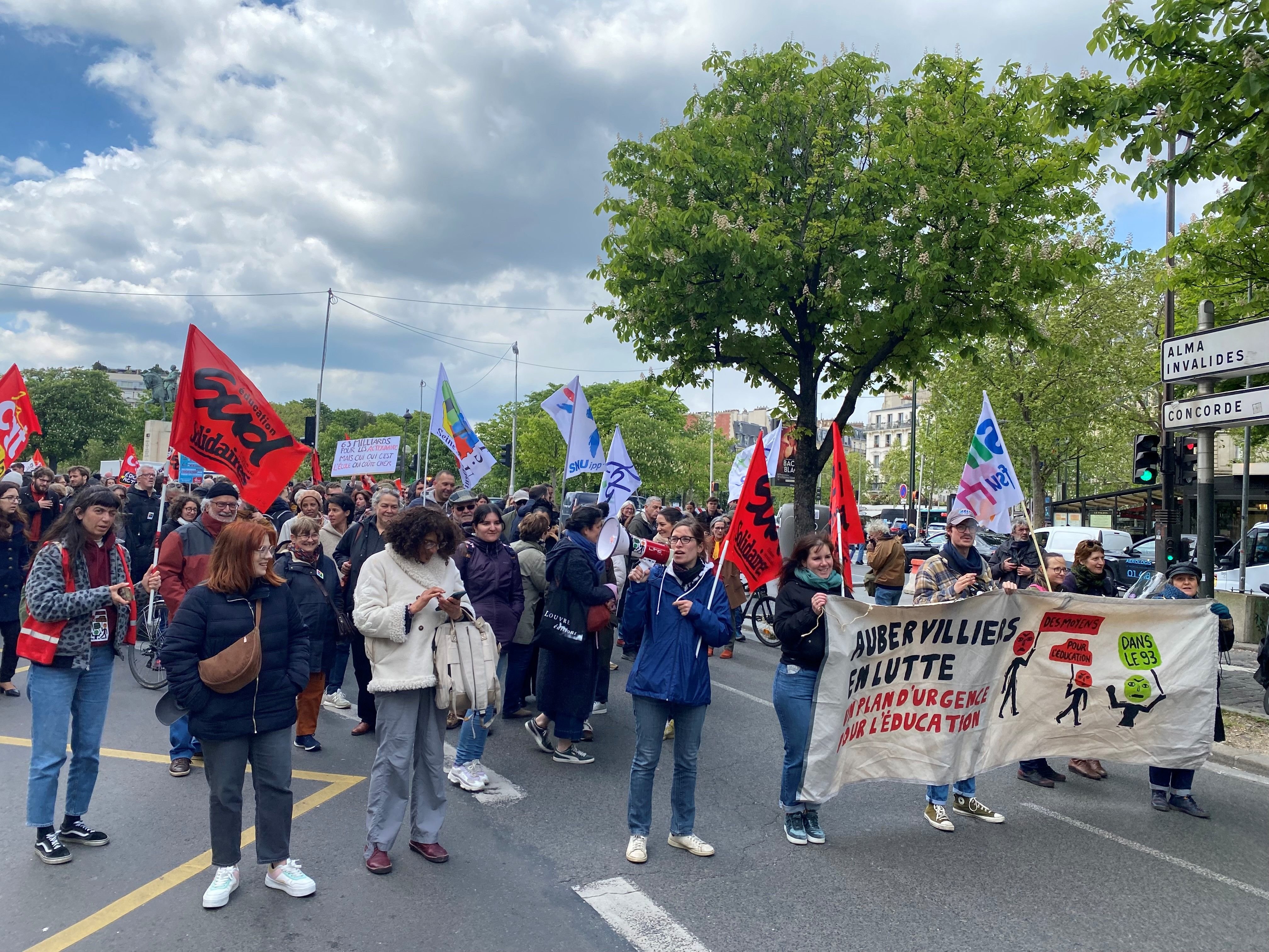 Paris, ce lundi 22 avril. Plusieurs centaines de personnes, des enseignants mais aussi des parents d'élèves, ont participé à la manifestation pour un plan d'urgence en Seine-Saint-Denis. LP/H.H.