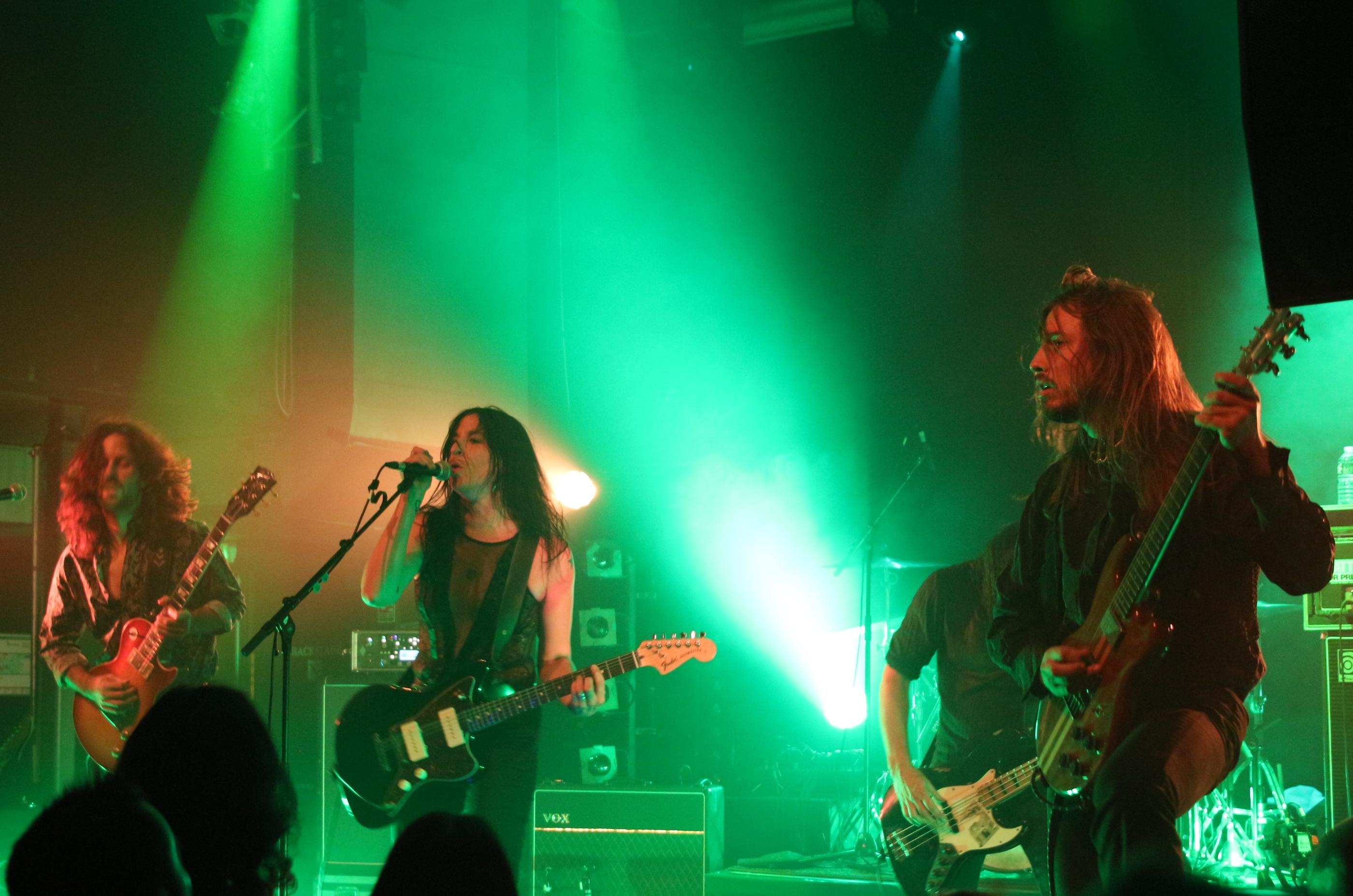 Emmené par la chanteuse Ryanne Van Dorst (au centre), le groupe Dool a enchaîné les titres de ses deux albums sous un déluge de guitares. LP/Michel Valentin