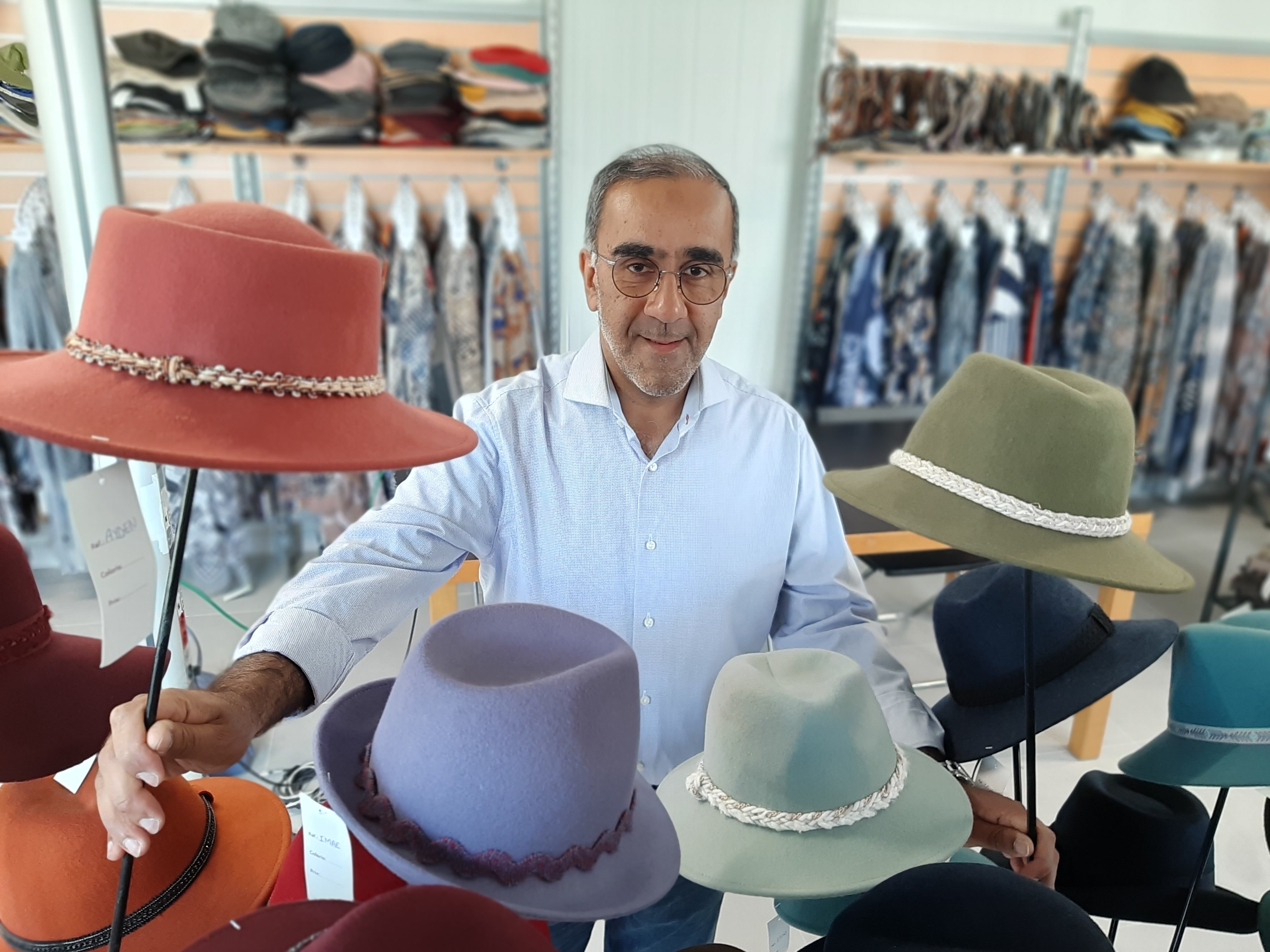 Champigny-sur-Marne, le 7 juin. Arif Hiridjee dirige l'entreprise Arhas International, qui fabrique dans son atelier val-de-marnais des chapeaux vendus partout en France et à l'étranger. LP/Marine Legrand