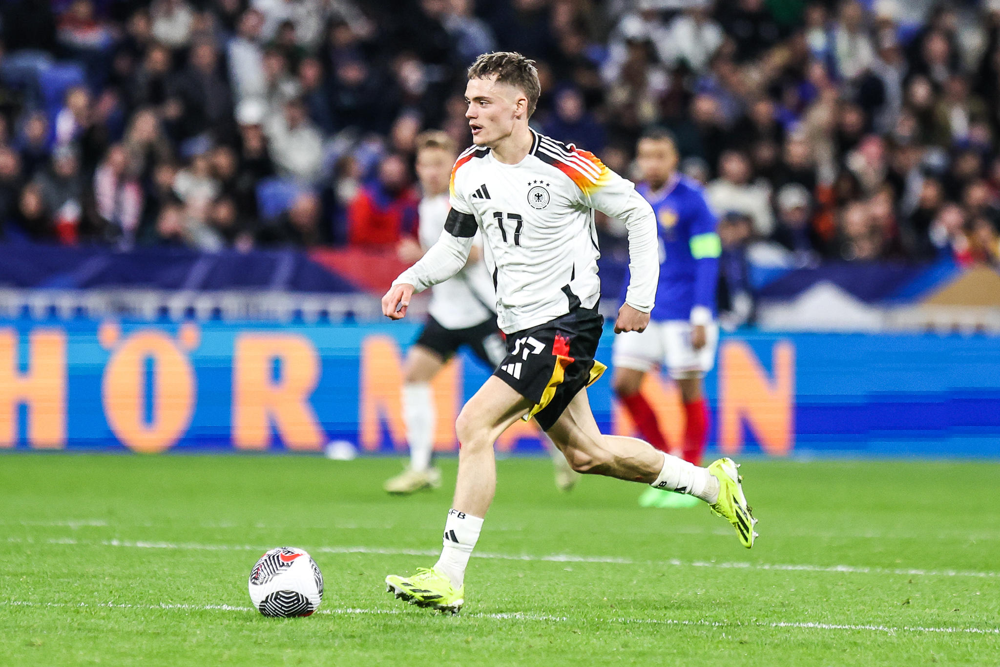 Allemagne. Fanion . Wimpel . DEUTCHER HANDBALL-BUND .Weiltmester. autographes