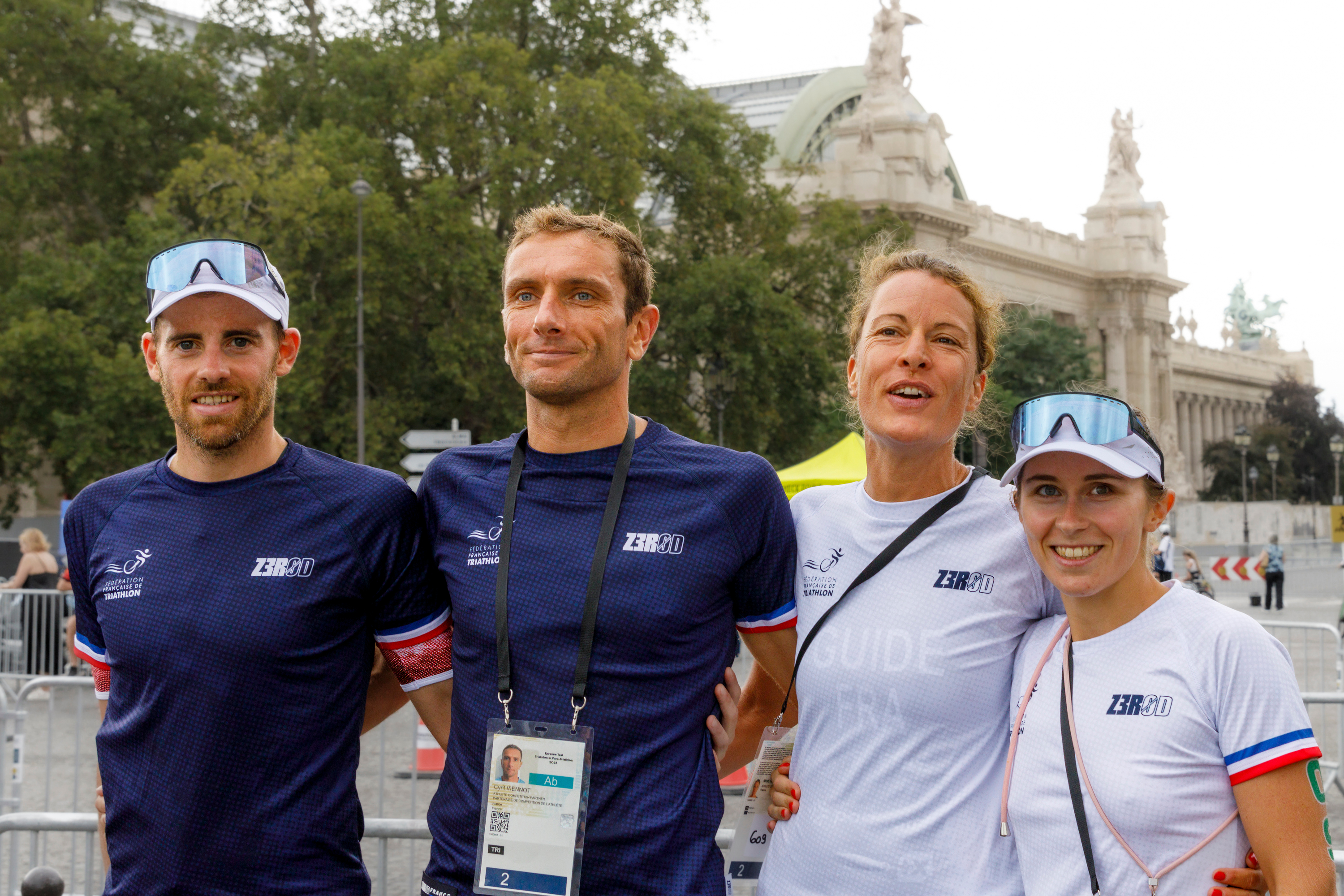 Anne Henriet et Cyril Viennot (au centre) vont guider le couple de para triathlètes déficients visuels Thibaut Rigaudeau (à gauche) et Héloïse Courvoisier (à droite) aux épreuves de triathlon ce dimanche. Leny Stora/Saif Images