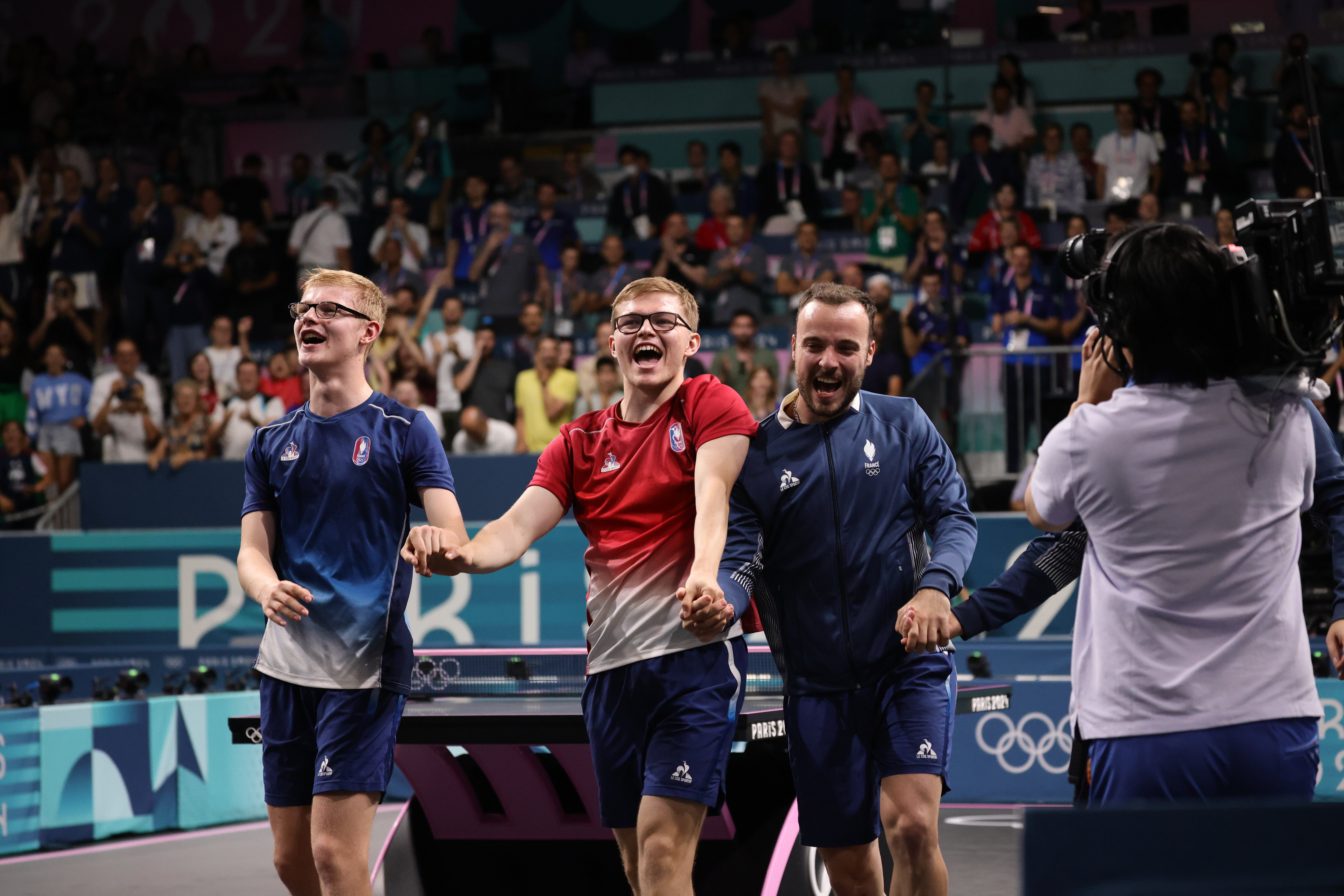 Félix Lebrun et Alexis Lebrun, avec Simon Gauzy, ont remporté une superbe médaille de bronze par équipes aux JO de Paris. LP/Olivier Arandel