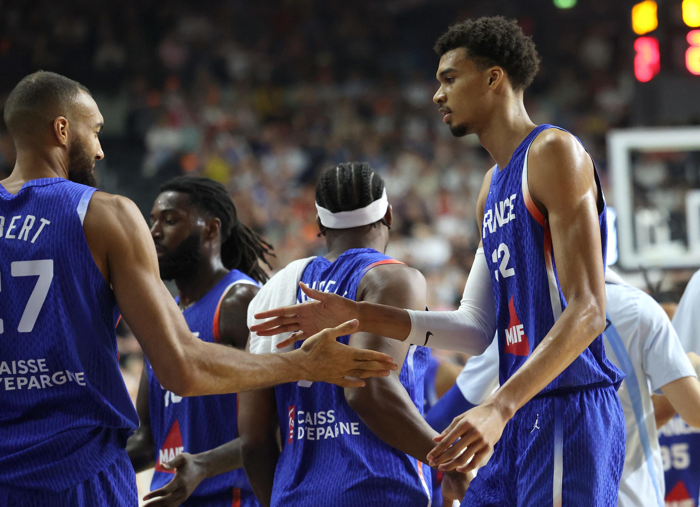 Rudy Gobert et Victor Wembanyama lors du premier match amical contre l'Allemagne à Cologne le 6 juillet. PhotoPQR/L'Alsace/Jean-Marc Loos