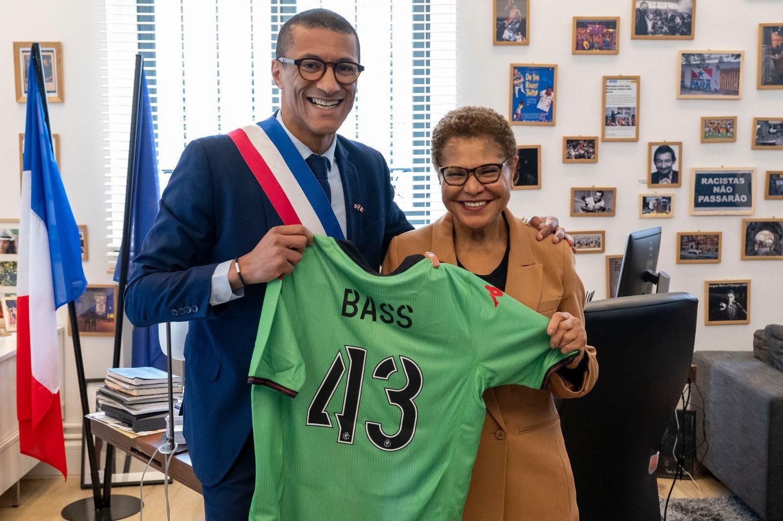 Saint-Ouen, samedi 9 mars. Karim Bouamrane, maire (PS), a signé un partenariat de jumelage avec Karen Bass, maire démocrate de Los Angeles. Il lui a notamment offert ce maillot du Red Star. DR