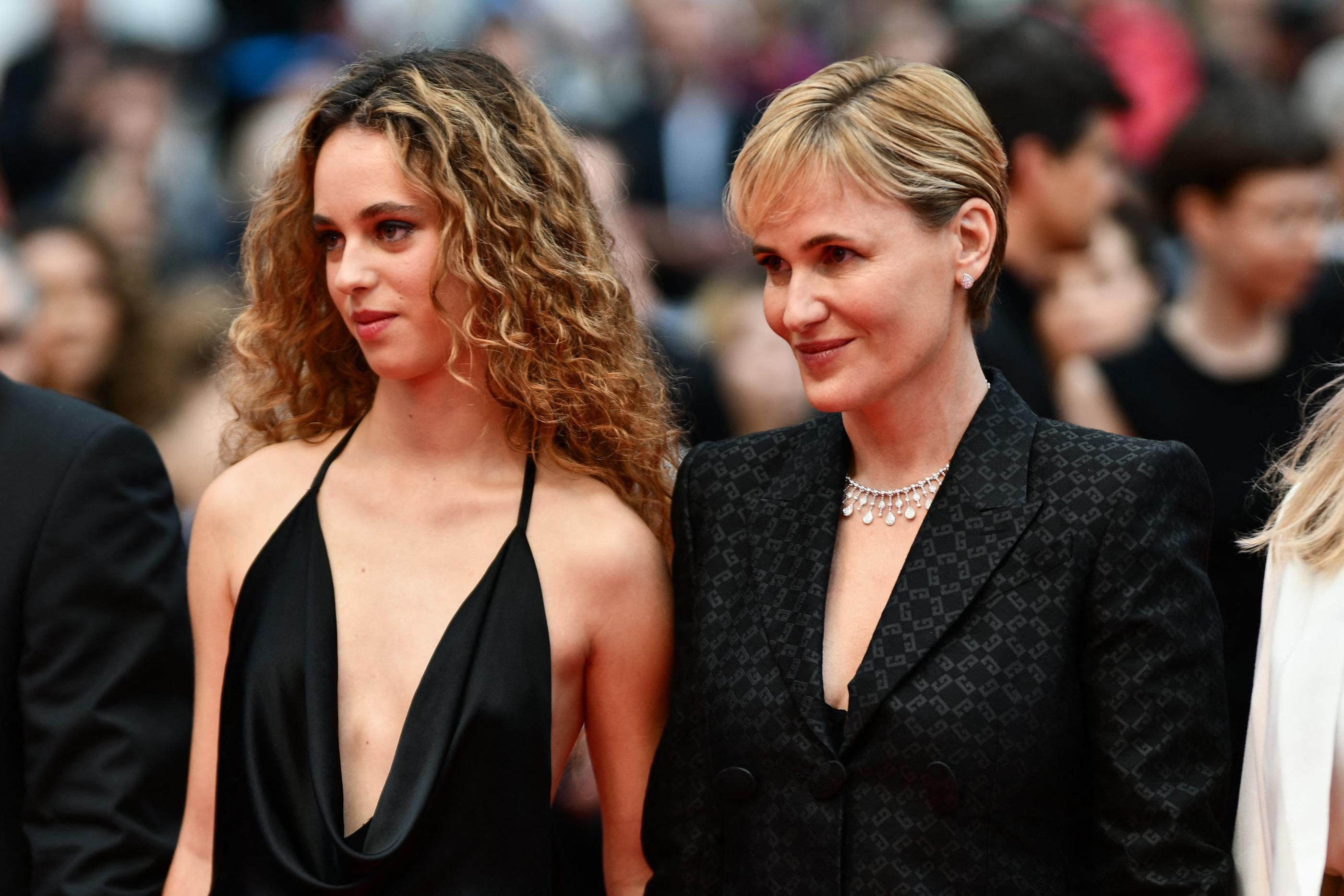 Tess Barthélémy et sa mère Judith Godrèche lors de la montée des marches du Festival de Cannes le 15 mai 2024. AFP / CHRISTOPHE SIMON