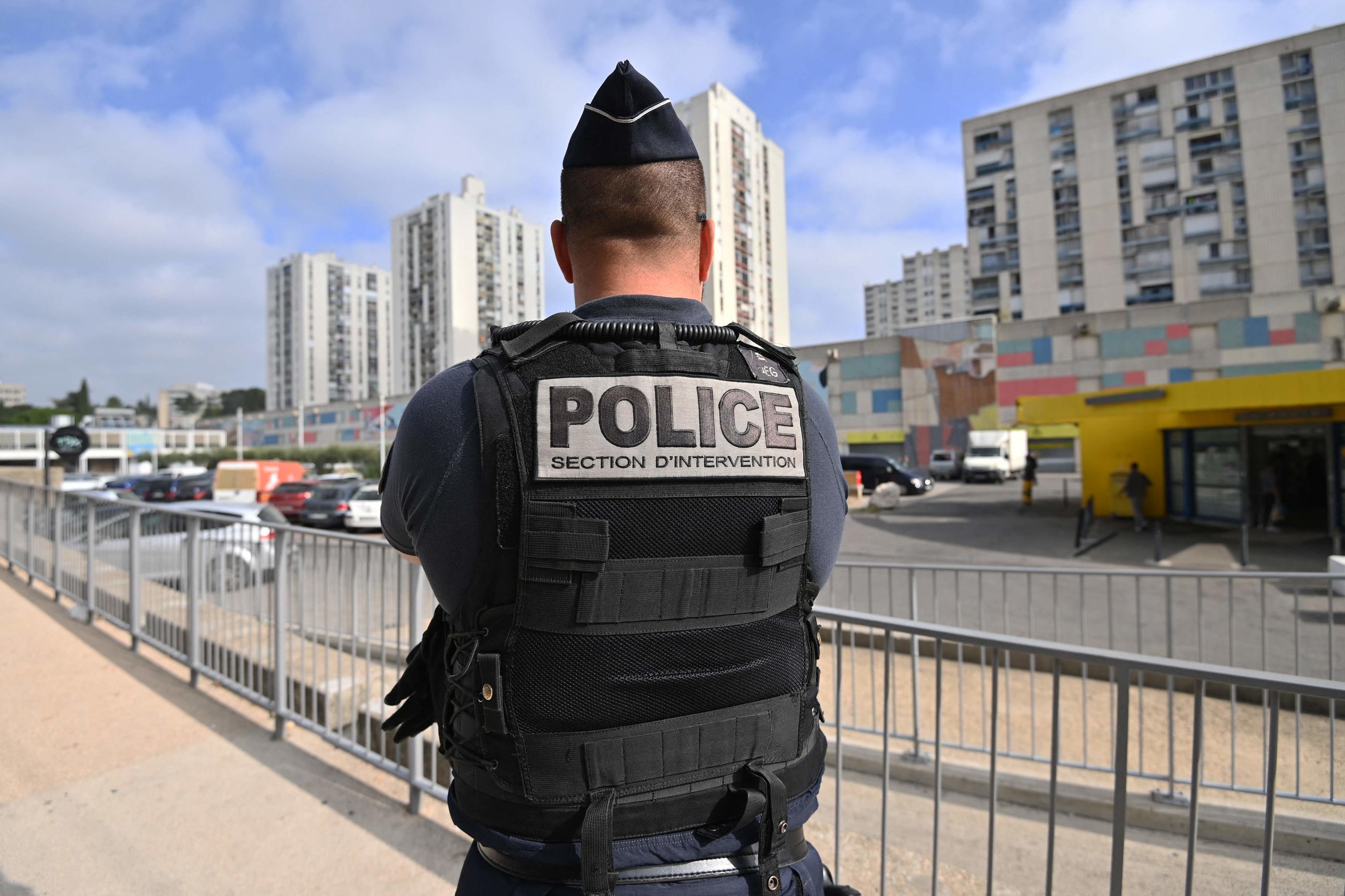 Cet incendie a visé un commerce jouxtant un poste de police et intervient un an jour pour jour après la mort par balle du petit Fayed, dix ans, victime collatérale d'une guerre entre trafiquants de drogue. AFP/Sylvain THOMAS