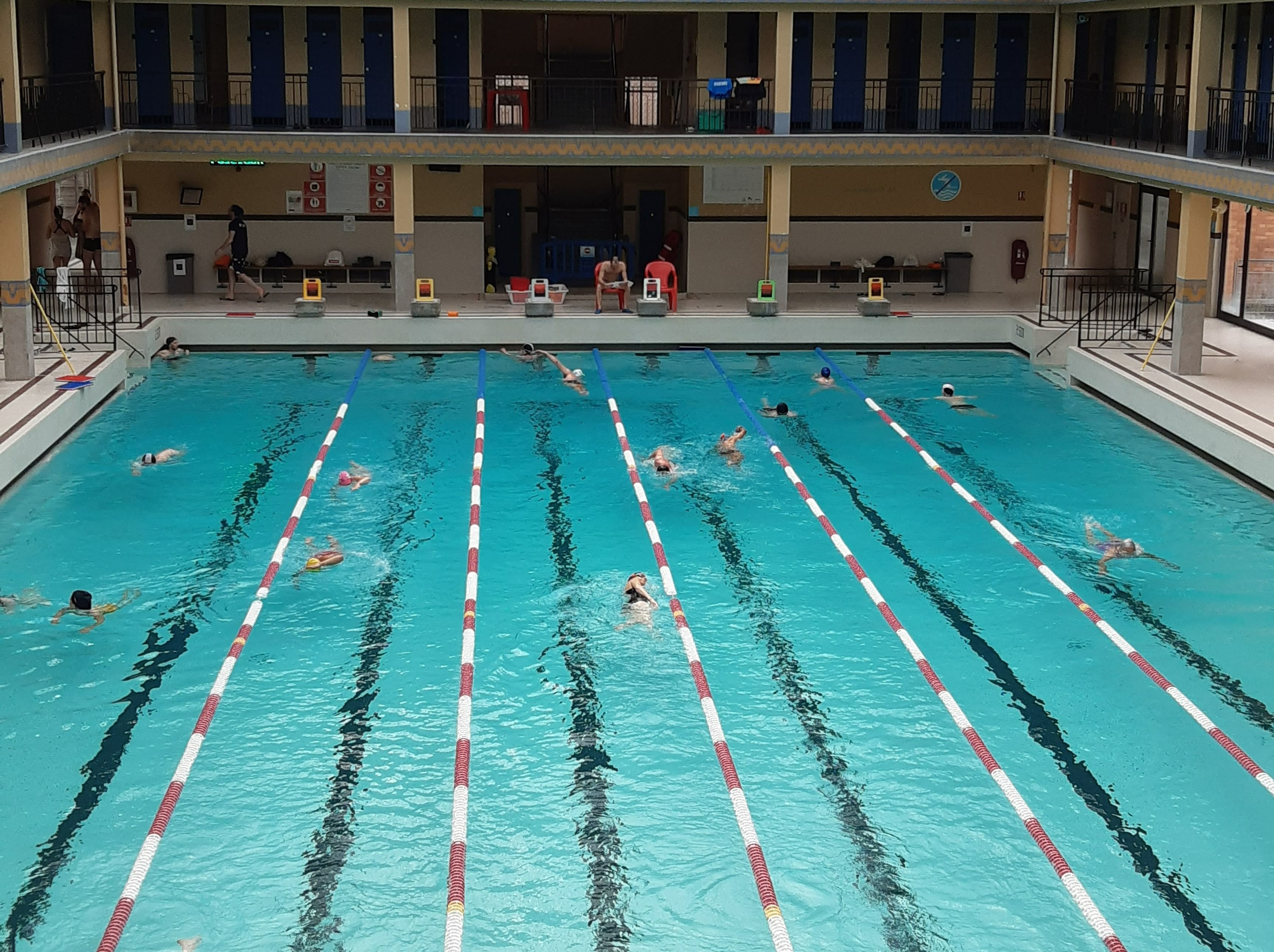 La température de l'eau des piscines de Rennes refroidit certains nageurs -  France Bleu