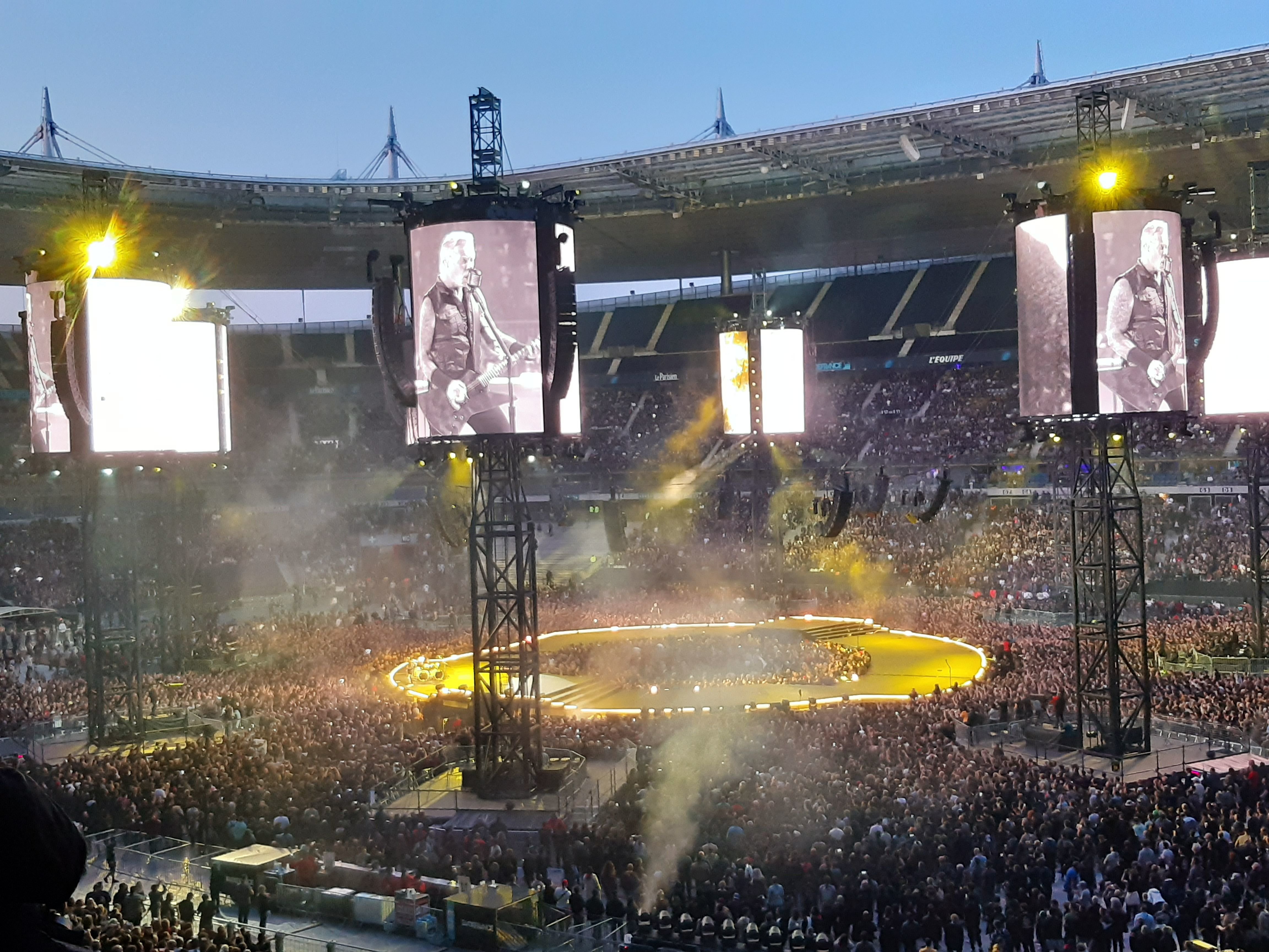 Metallica a rejoué ce vendredi au Stade de France, sous un jeu de lumières repensé pour que les spectateurs profitent mieux du show. En deux concerts, le groupe a offert expérience ambitieuse mais frustrante pour ceux qui ne pouvaient assister qu'à une soirée. LP/M.V.