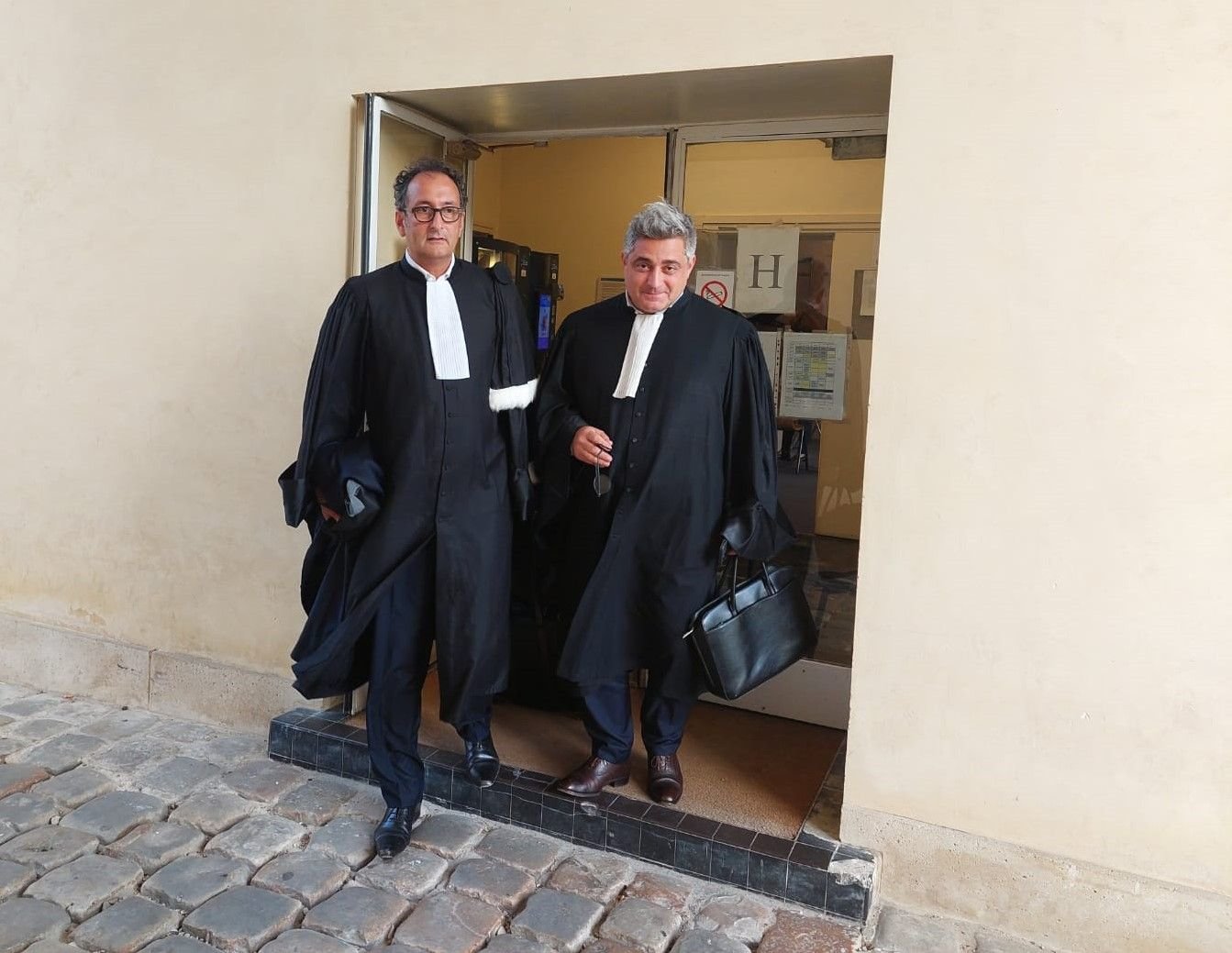 Cour d'appel de Versailles (Yvelines), le 20 septembre 2023. Maîtres Emmanuel Daoud (à gauche) et Emmanuel Mercinier, conseils d'Antoine Benetti, l'un des trois derniers prévenus jugés dans l'affaire de la chaufferie de La Défense. LP/V.M.